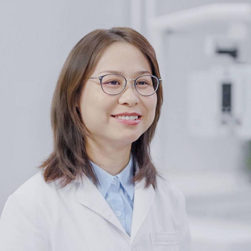Portrait of Dr. Chen Xiaoqin, Director of Clinical Testing Department, Tianjin Eye Hospital Optometric Center