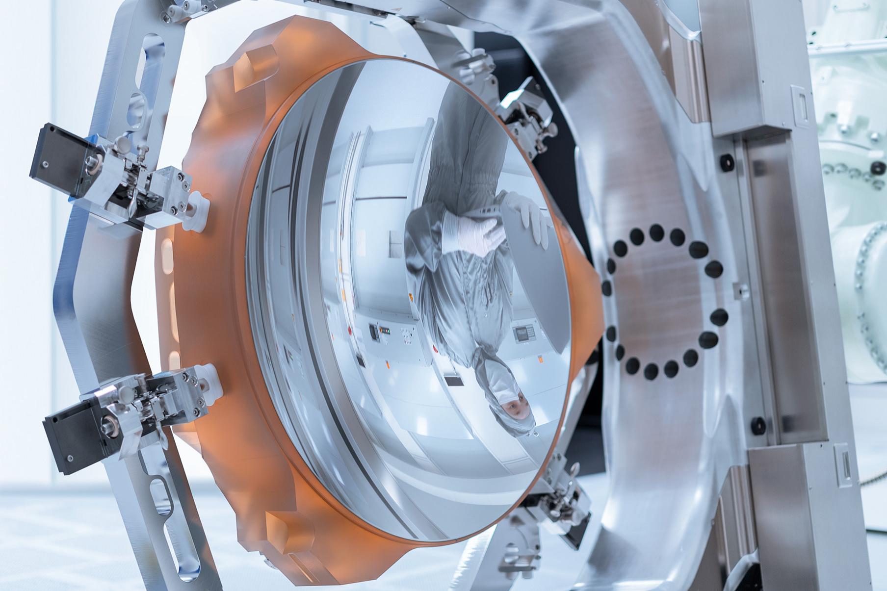 Large mirror as the heart of high-NA-EUV lithography.