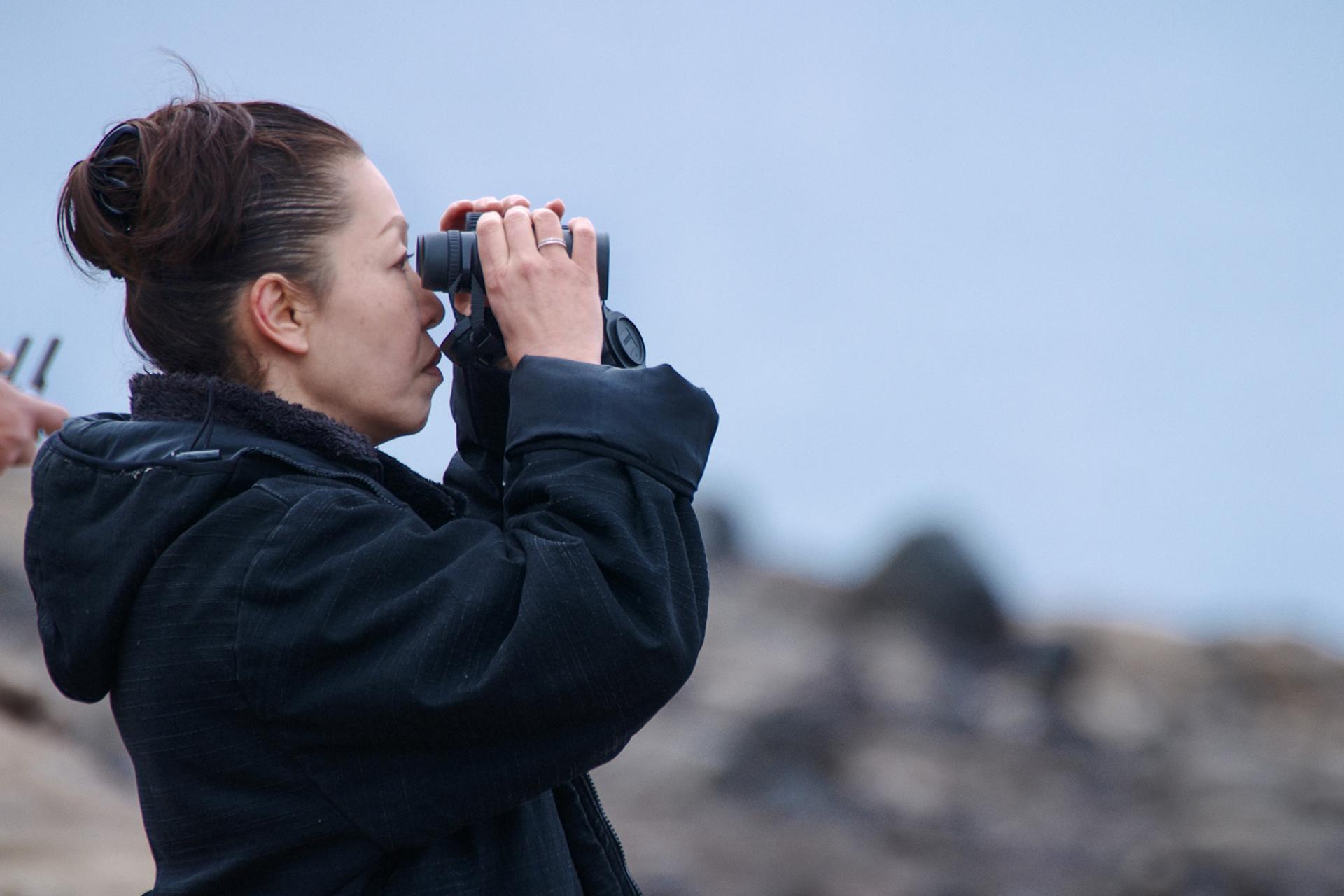 Yuko Tajima looks through ZEISS binoculars