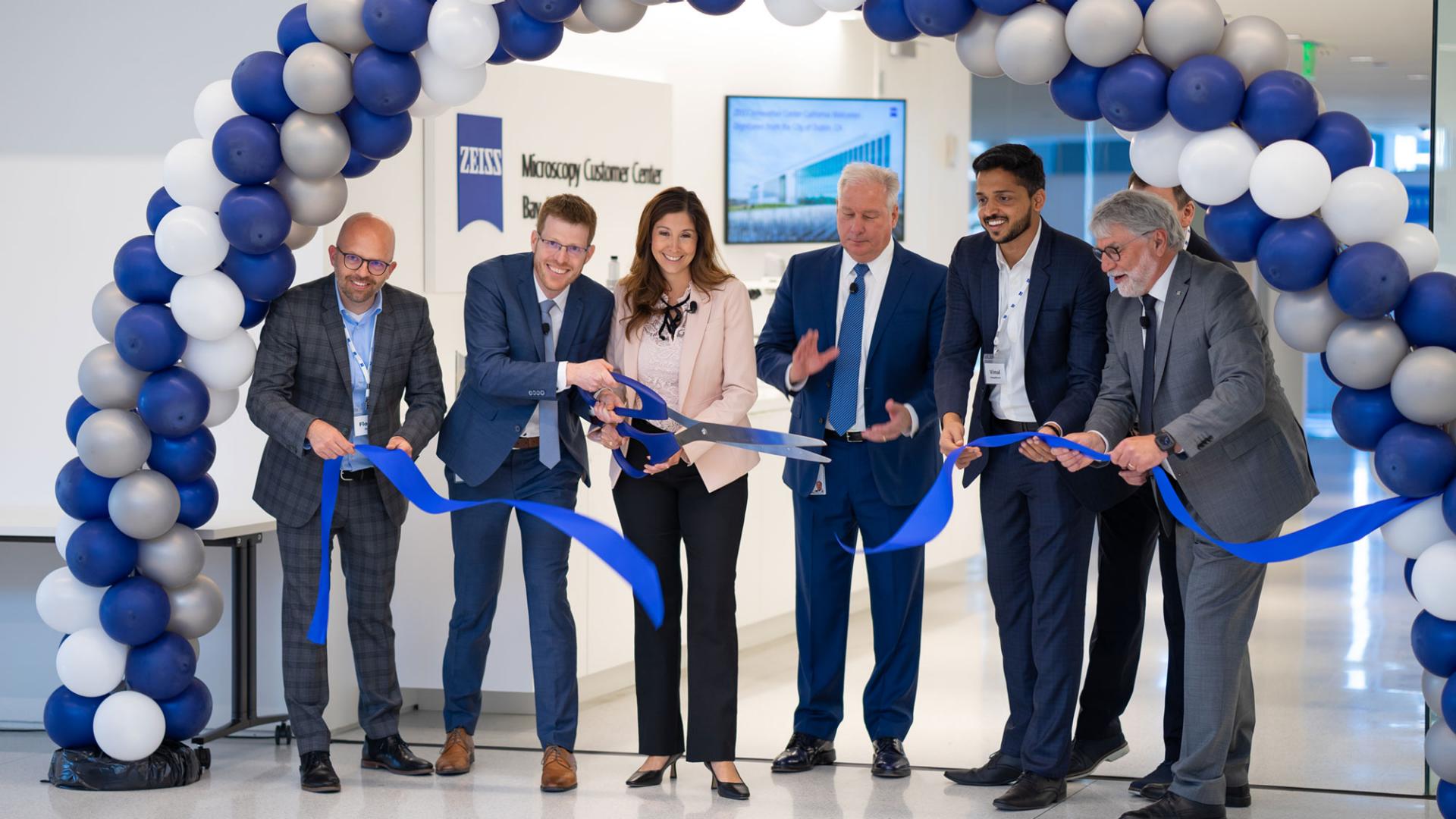 From left to right: Florian Mezger (Head of Shared Services and Human Resources North America), Michael Albiez (Head of ZEISS Research Microscopy Solutions), Melissa Hernandez (Mayor of Dublin), Kenny Patterson (Head of Sales  North America at ZEISS Research Microscopy Solutions), Vimal Gangadharan (Head of ZMCC Bay Area) and Manfred Bender (Head of Global Sales at ZEISS Research Microscopy Solutions)