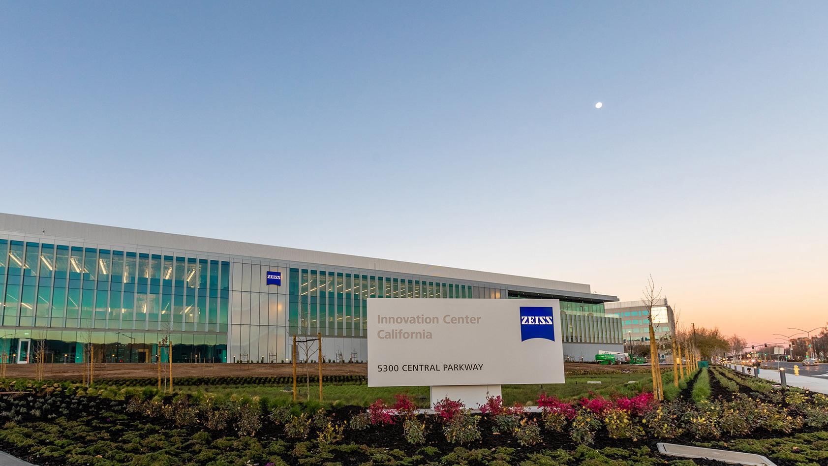 Picture of the building of ZEISS Innovation Center California, from the frontside. Shield reading: Innovation Center California 5300 Central Parkway