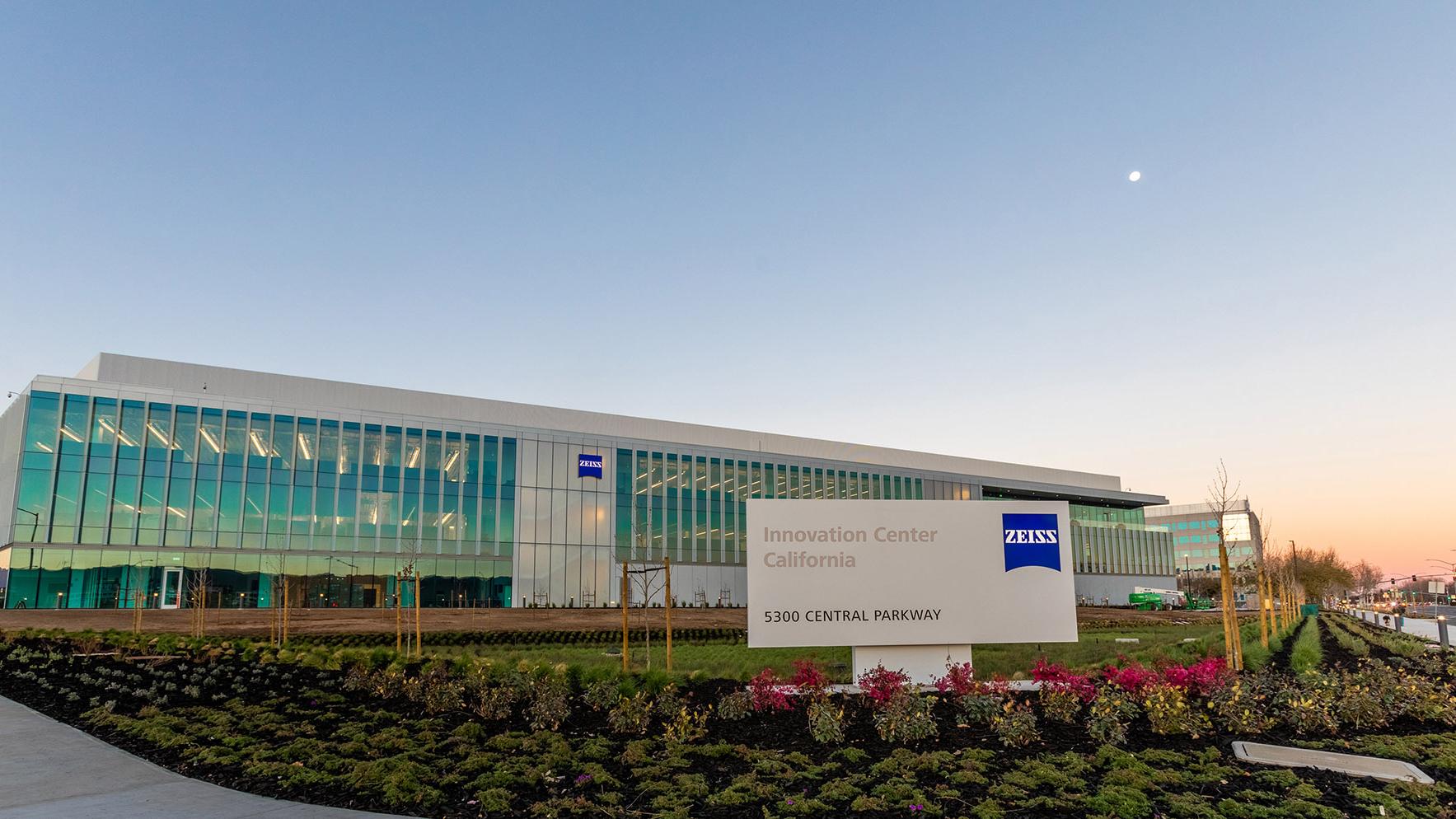 Picture of the building of ZEISS Innovation Center California, from the frontside. Shield reading: Innovation Center California 5300 Central Parkway