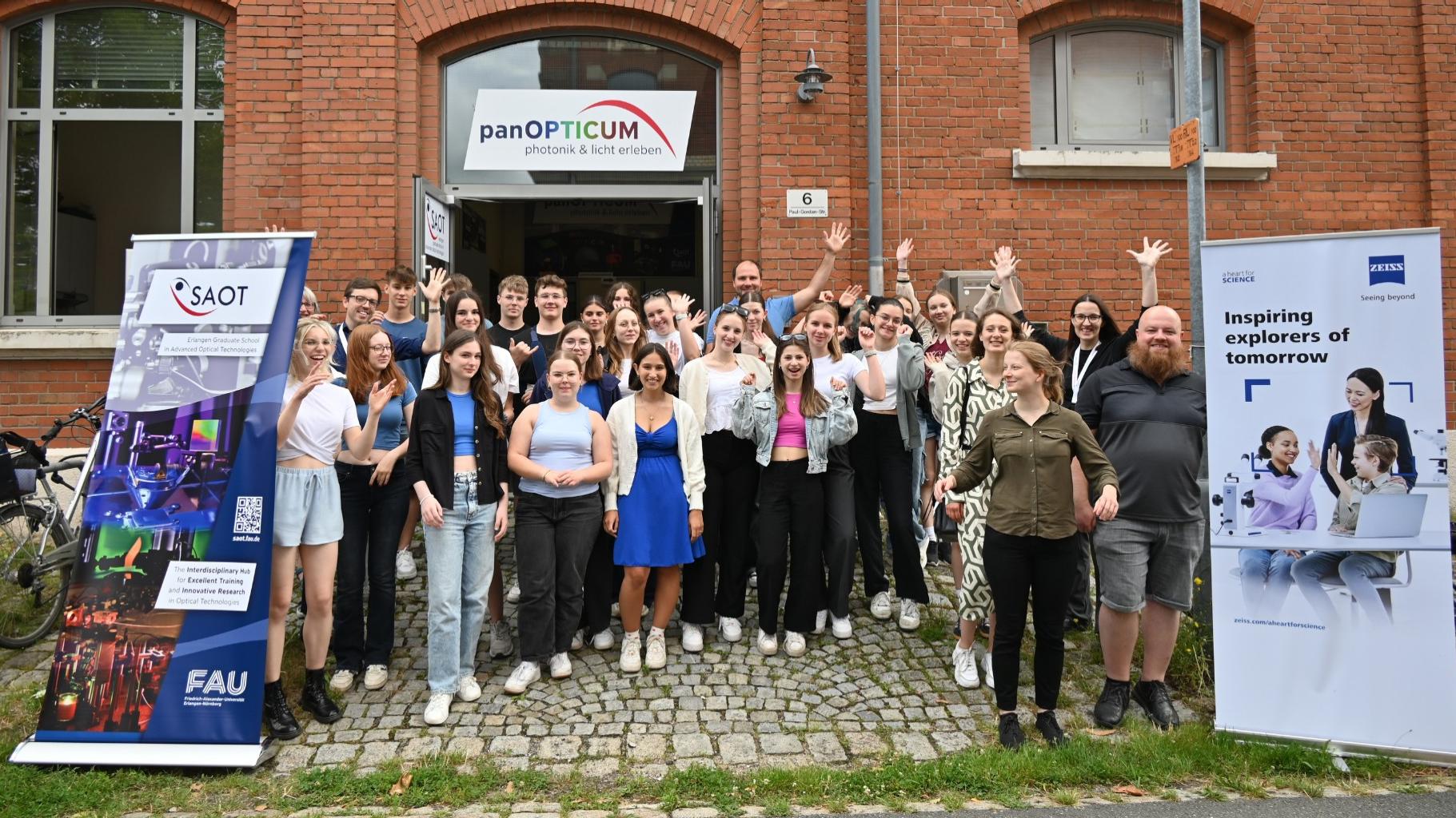 Ein Gruppenfoto einer Schulklasse während ihres Besuchs im panOPTICUM.