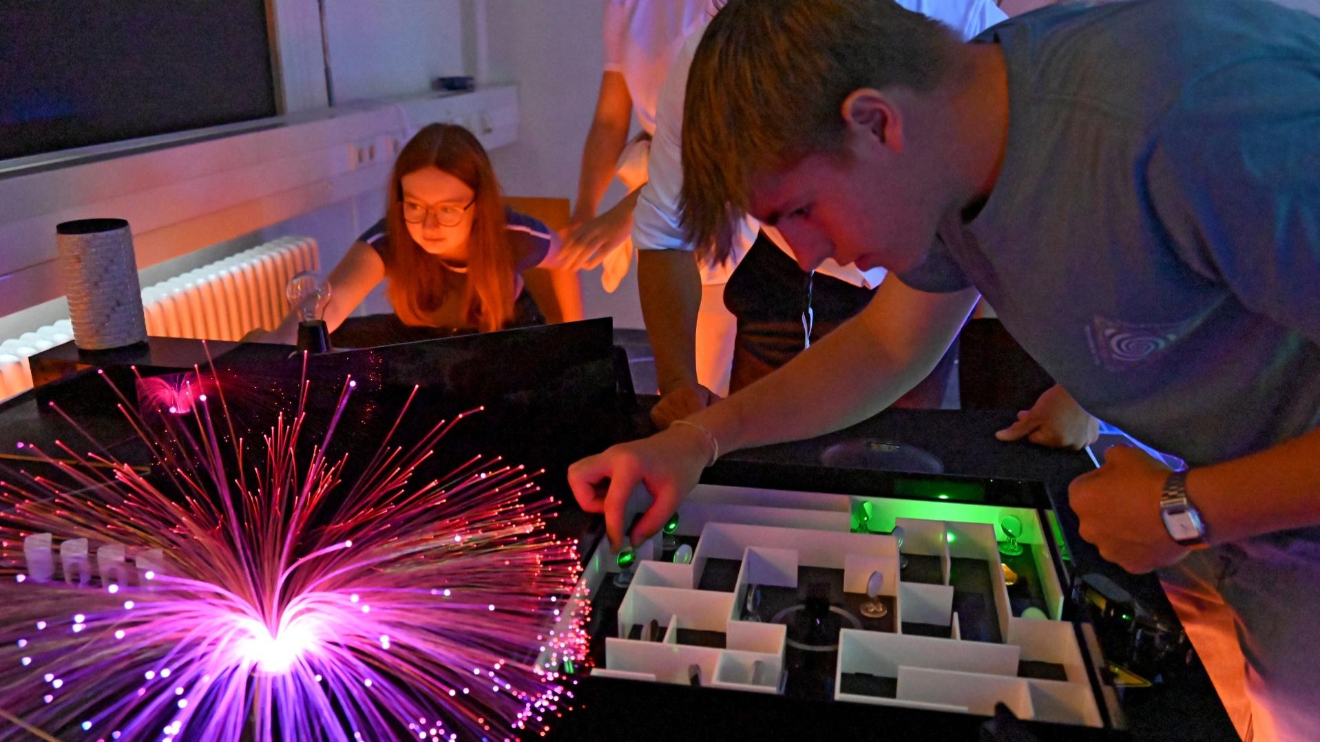 Schülerinnen und Schüler bei den Experimenten aus dem Bereich ­Optik und Photonik.