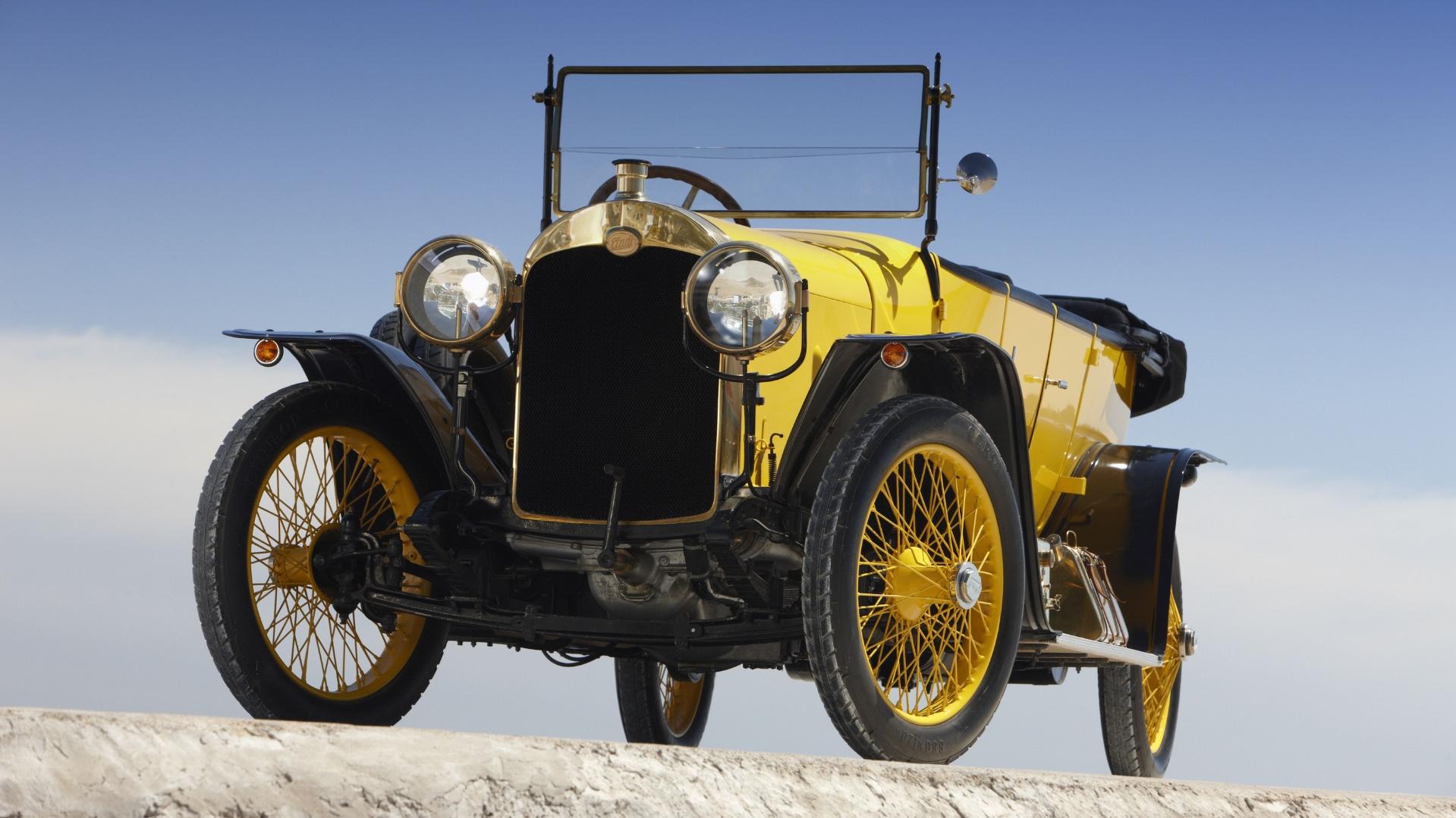 Audi Typ C von 1912 bis 1919 mit Acetylen-Scheinwerfern von ZEISS (hier noch keine Hyperbelform).