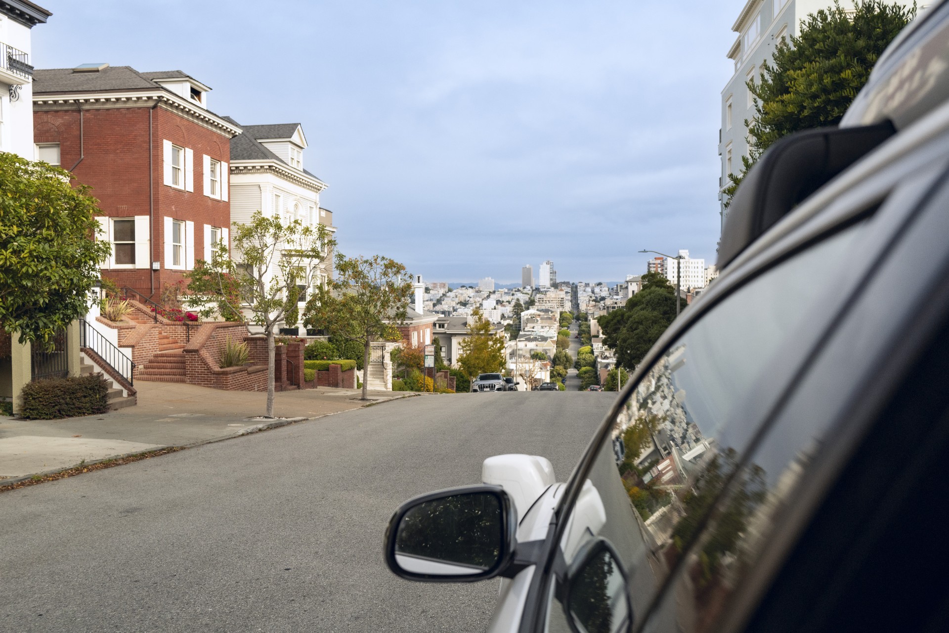 Ein Blick aus dem Fahrzeug auf die Straßen von San Francisco.