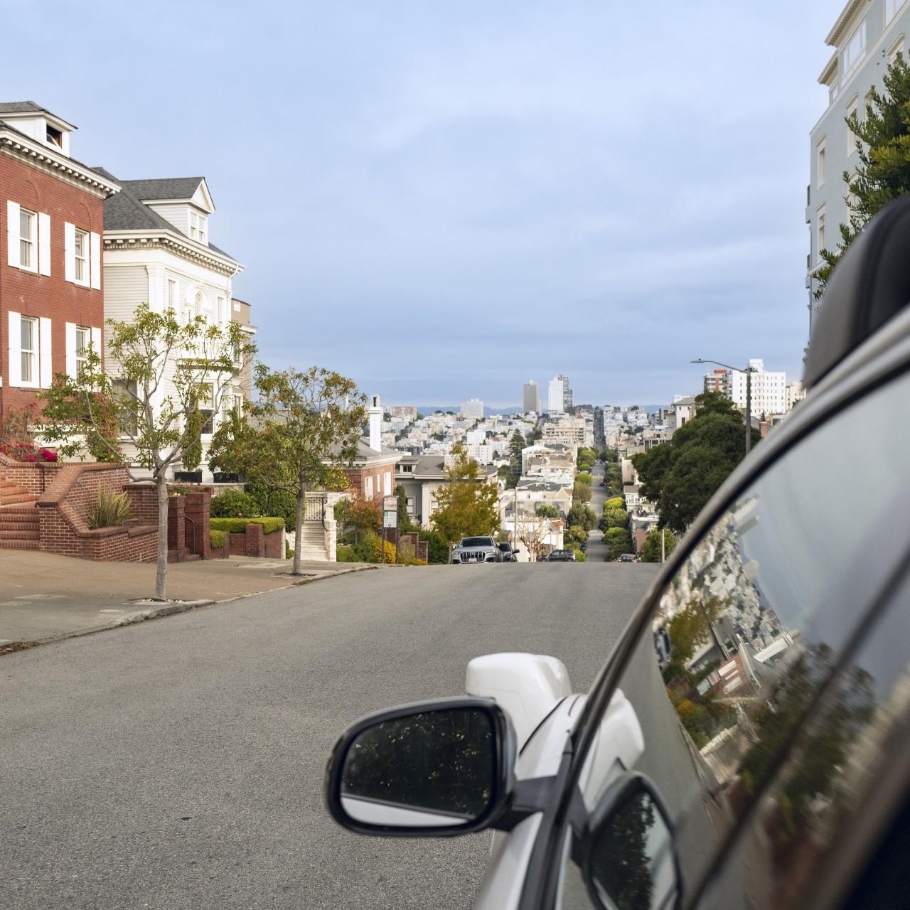 Ein Blick aus dem Fahrzeug auf die Straßen von San Francisco.