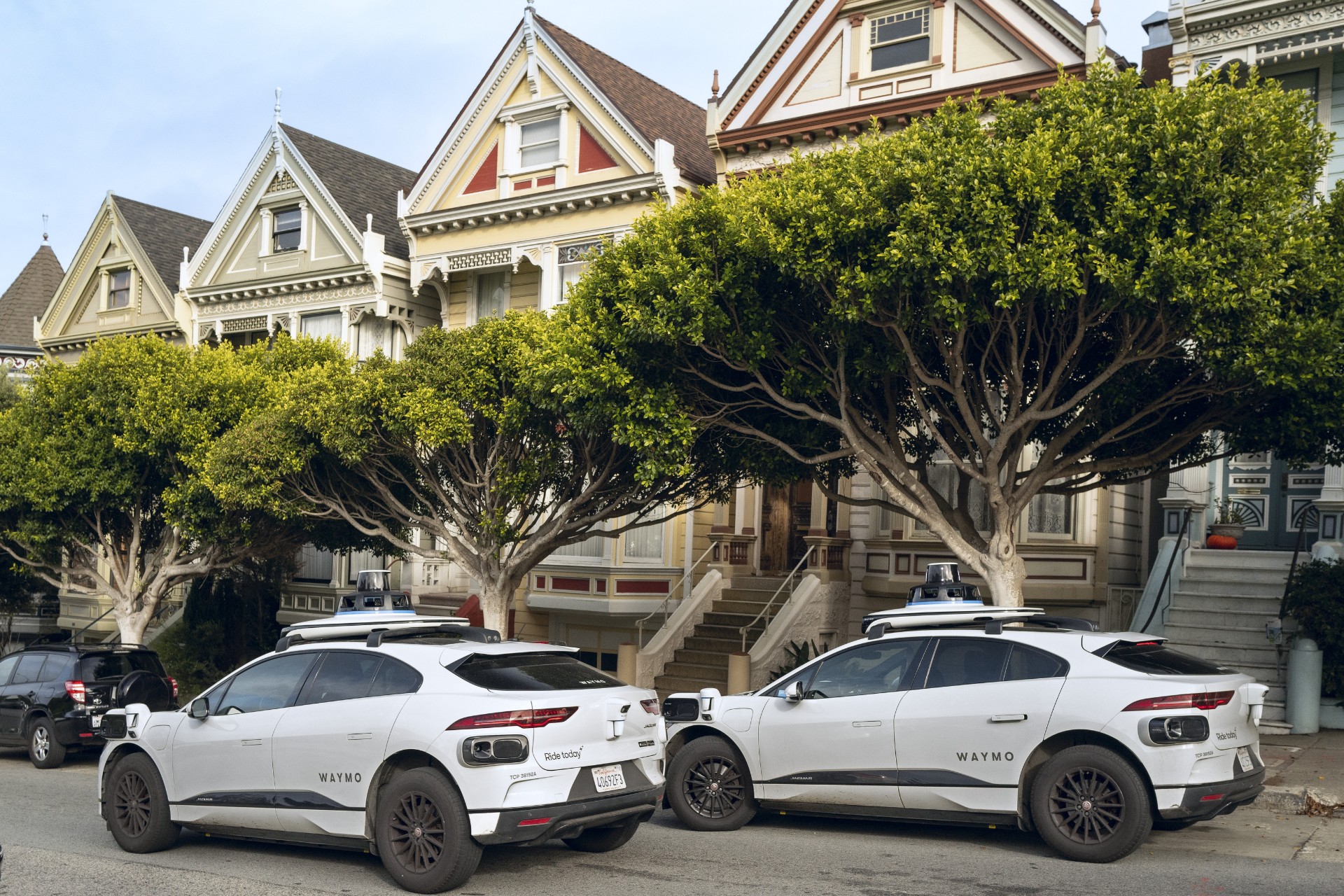 Weiße Waymo-Taxis mit den auffälligen Kamera- und Sensorsystemen gehören längst zum gewohnten Straßenbild, hier vor den berühmten Painted Ladies, den viktorianischen Holzhäusern, die im 19. Jahrhundert erbaut wurden.