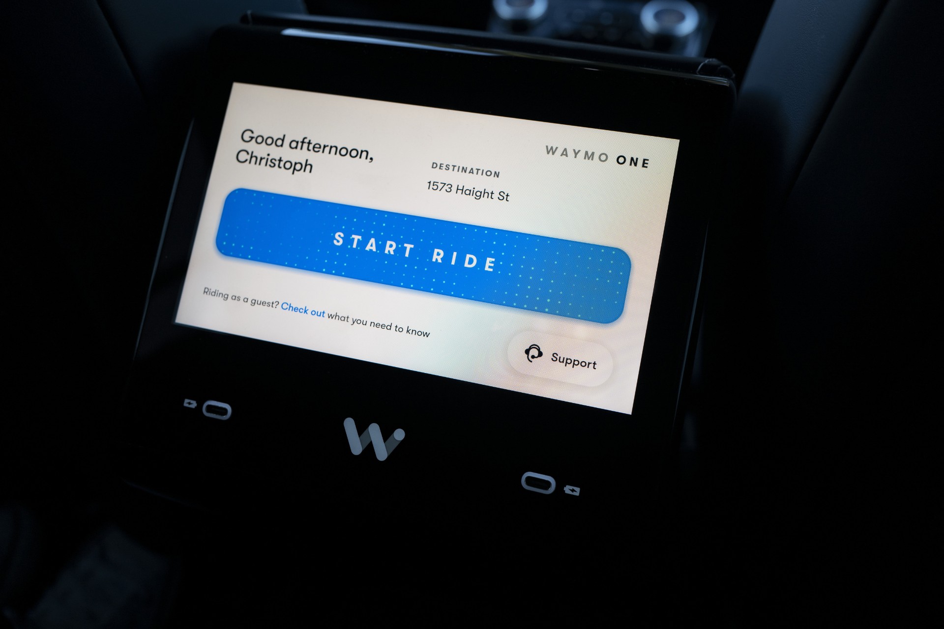 Ein Begrüßungsdisplay in Waymo One Taxi.