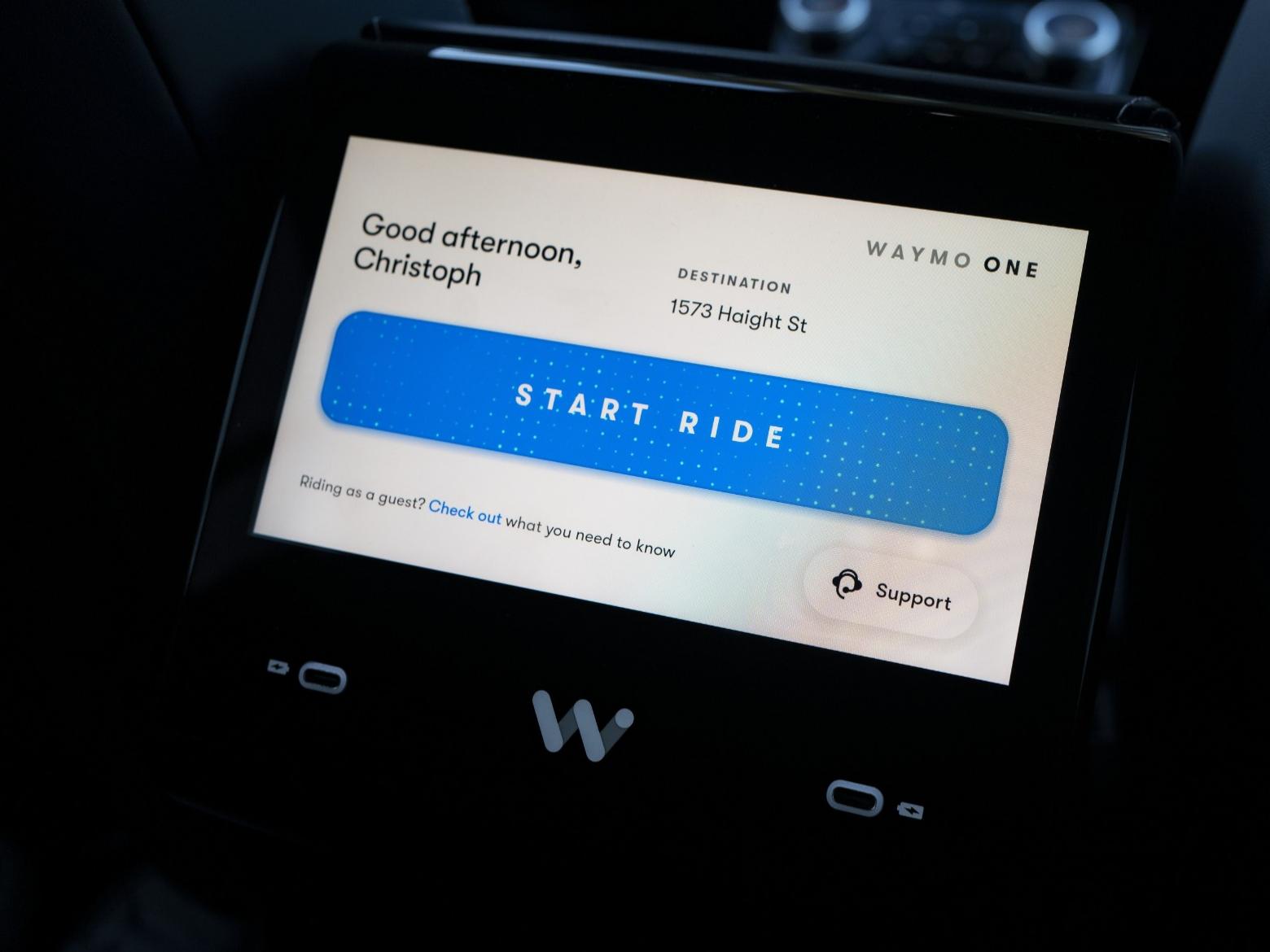 Ein Begrüßungsdisplay in Waymo One Taxi.