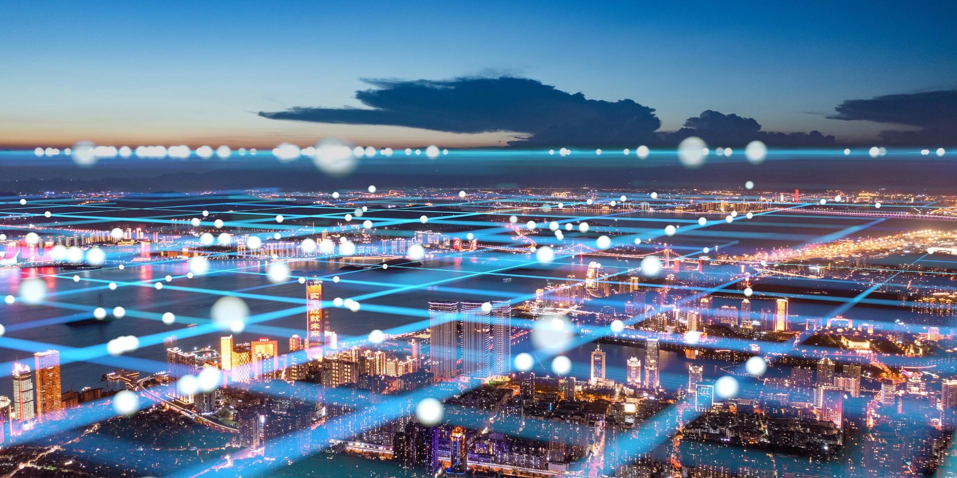 Dekoratives Bild einer beleuchteten Stadt bei Nacht mit symbolischen Lichtlinien für Vernetzung.