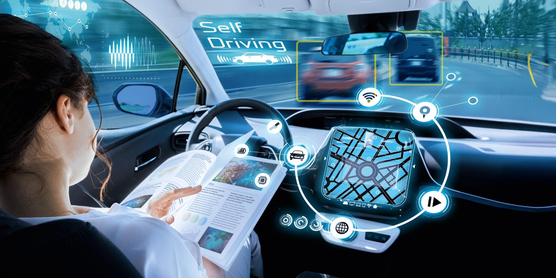 Eine Frau sitzt entspannt in einem autonomen Fahrzeug, liest ein Buch und ist umgeben von futuristischen Benutzeroberflächen und Hologrammen. Zu sehen sind Navigation, Geschwindigkeitsanzeige und weltweite Daten, die durch AR-Elemente auf der Windschutzscheibe projiziert werden.