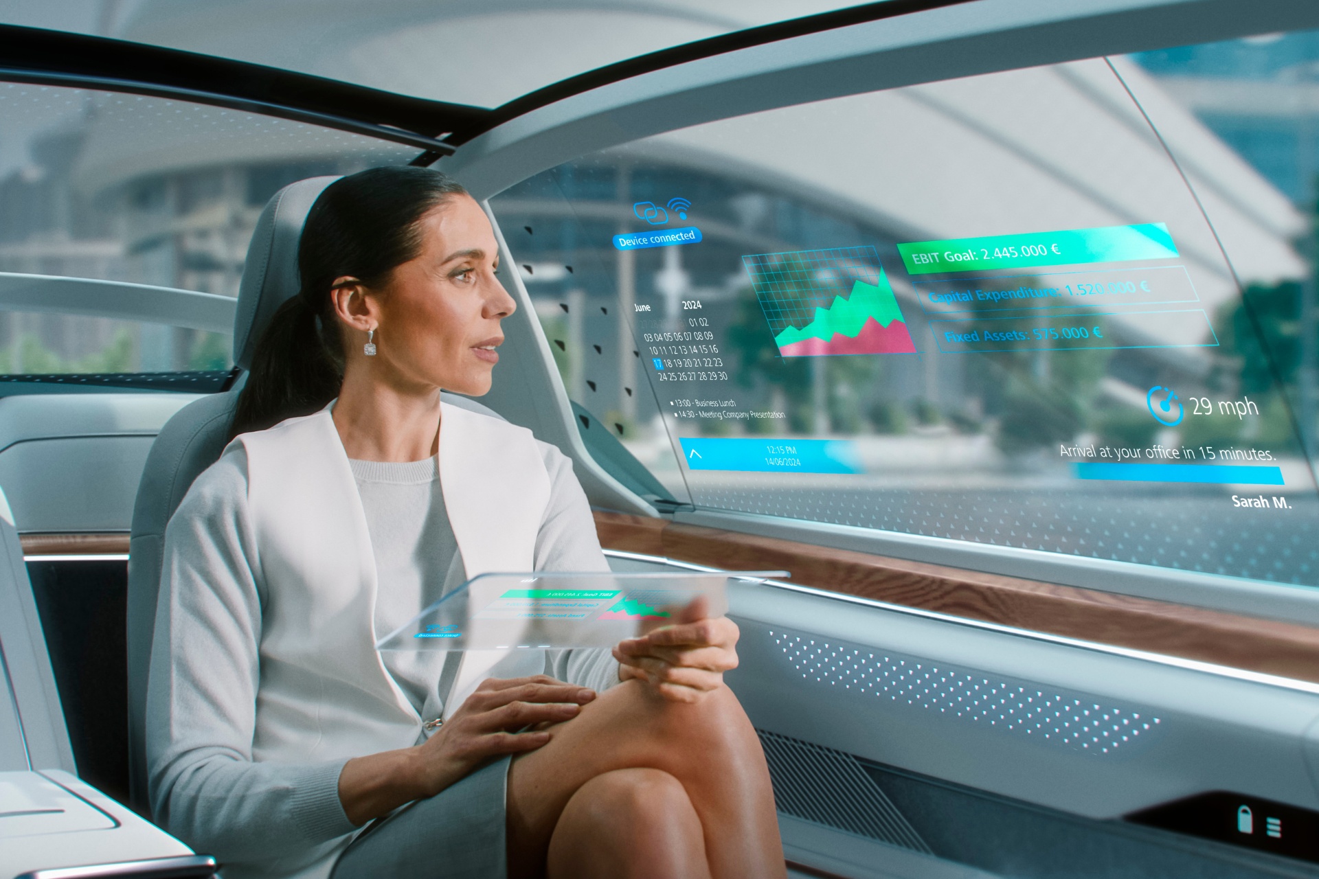 Frau sitzt in einem autonomen Fahrzeug und interagiert mit holographischen Anzeigen auf der Windschutzscheibe, die Informationen zu Fahrt, Finanzen und Terminen zeigen.