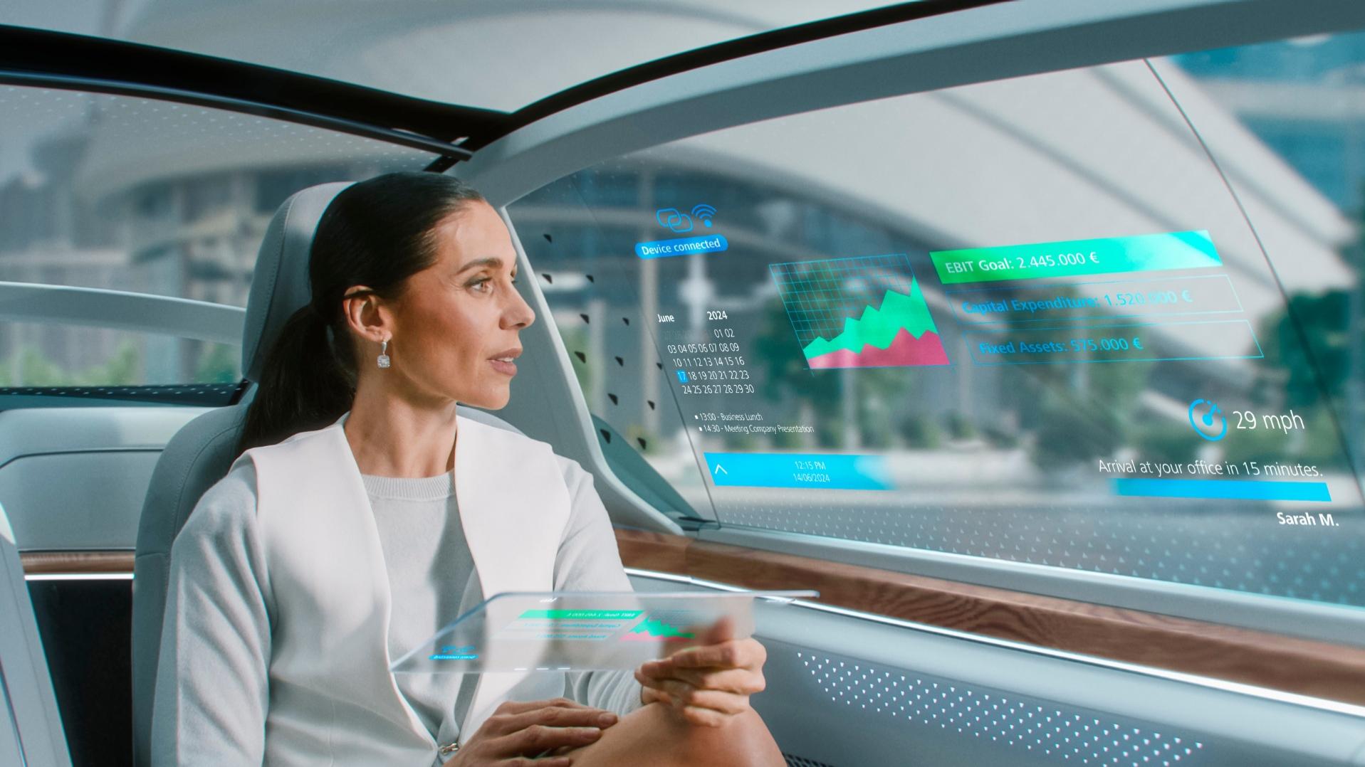 Frau sitzt in einem autonomen Fahrzeug und interagiert mit holographischen Anzeigen auf der Windschutzscheibe, die Informationen zu Fahrt, Finanzen und Terminen zeigen.