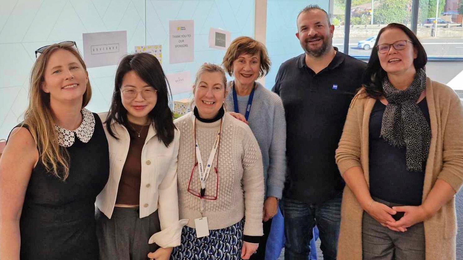Von links nach rechts:Taegan Guthridge, Linh Doan, Vivien Ferizis, Juanita Clare, Wayne Gauci und Ines Seringer am Standort Sydney. Alle schauen lächelnd in die Kamera.