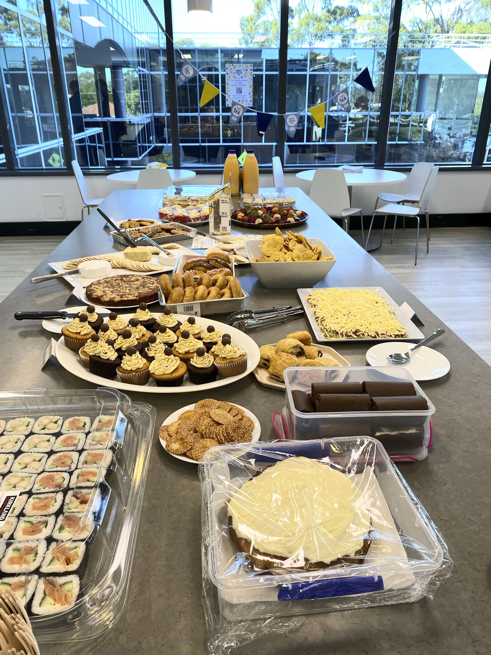 Kuchenverkauf mit vielen leckeren Kundenspenden.