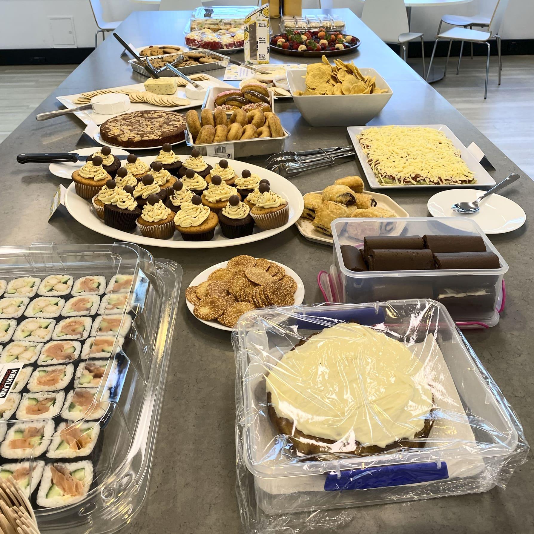 Kuchenverkauf mit vielen leckeren Kundenspenden.