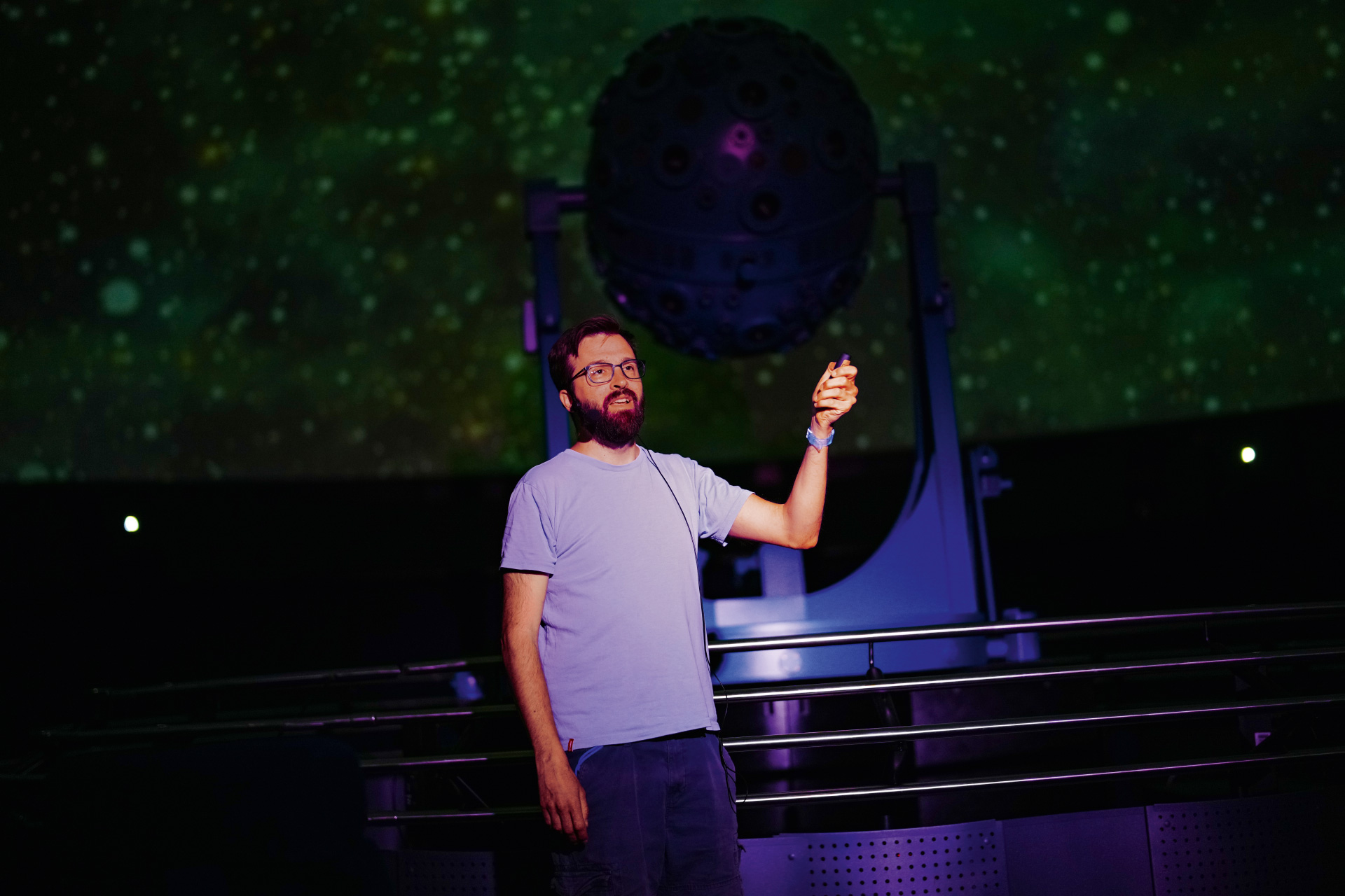 Dr. Hannes Richter entwirft und moderiert Shows am Planetarium Wien.