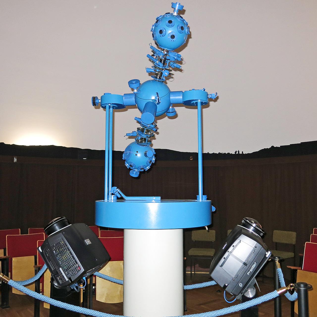 Erste digitale Fulldome-Projektionssysteme