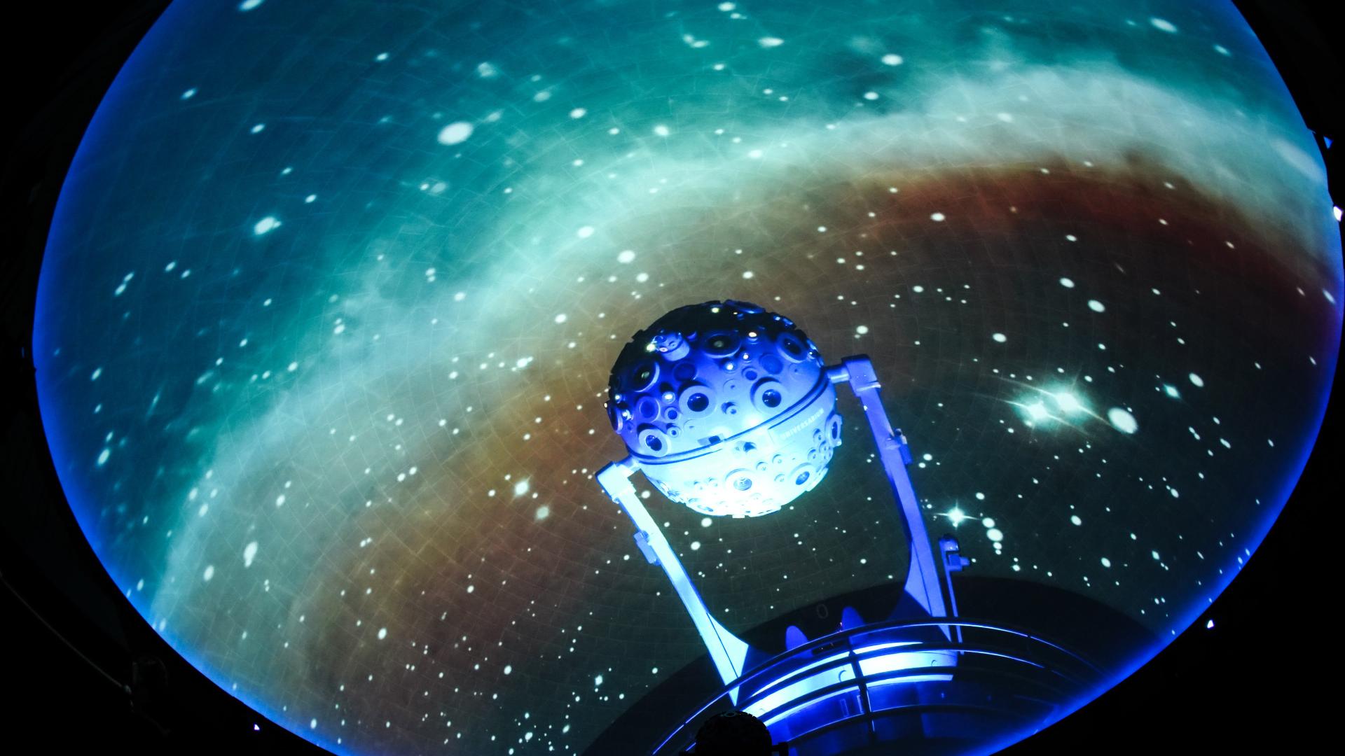 Ein Planetariumsprojektor wie der ZEISS UNIVERSARIUM IX in Wien steht mitten im Zuschauerraum. Ein starker Markenbotschafter für ZEISS.