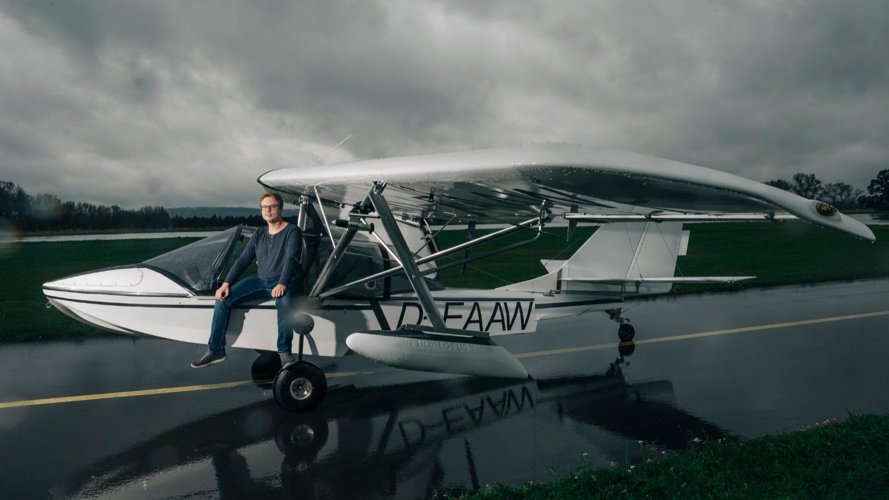 René Reuter und das selbstgebaute Amphibienflugzeug „SeaRey LSX“ auf dem Flugplatz Osnabrück-Atterheide.