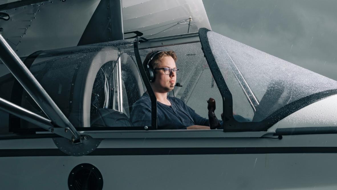René Reuter sitzt in einem Flugzeug bei Regenwetter