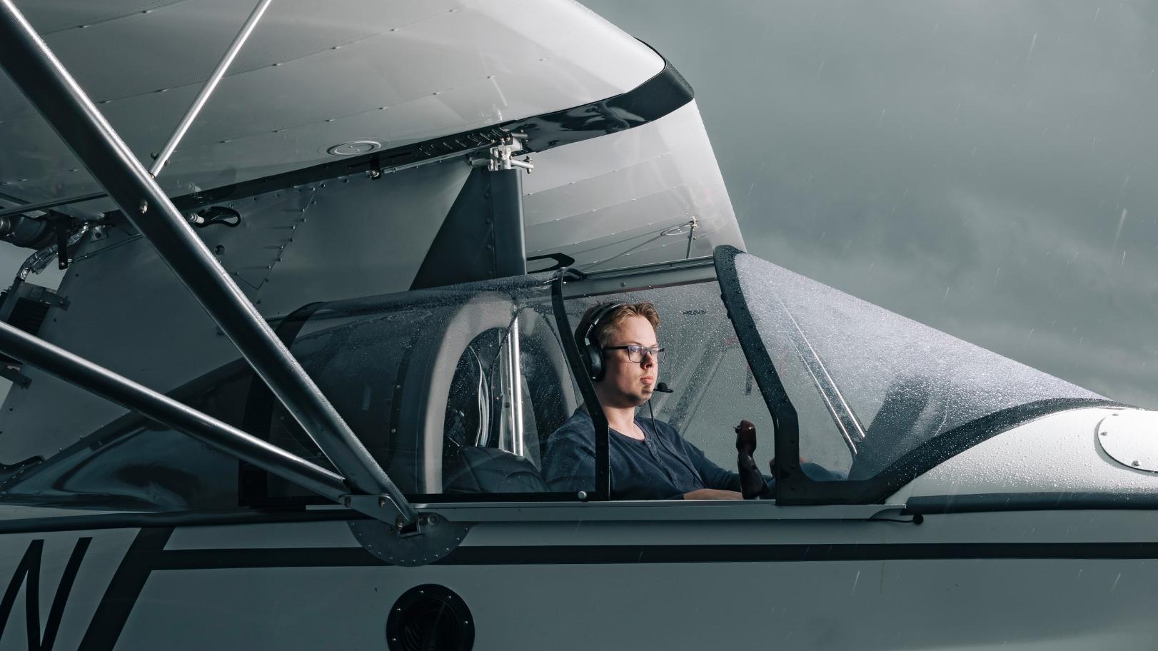 René Reuter sitzt in einem Flugzeug bei Regenwetter
