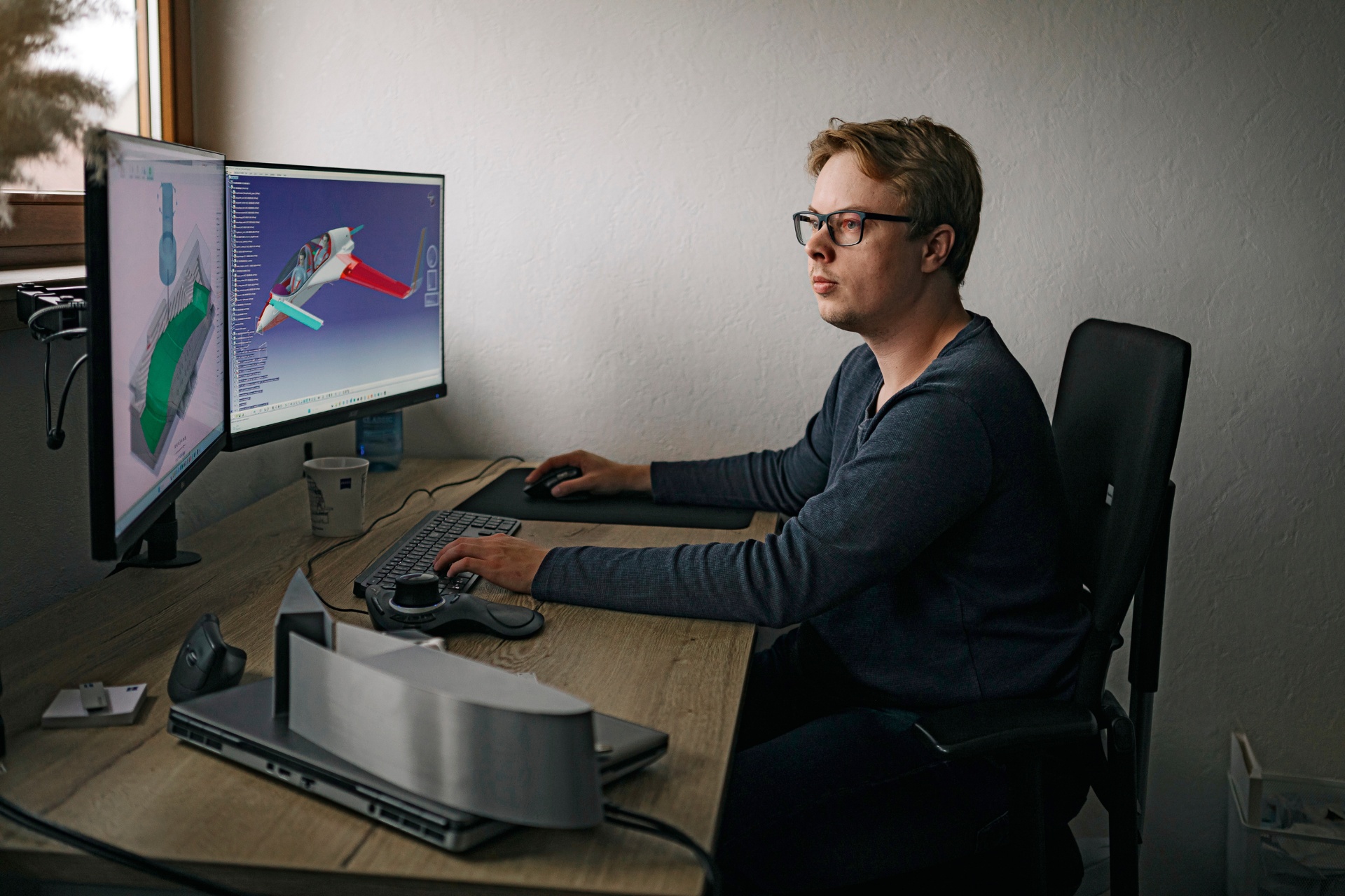 René Reuter arbeitet mit einem CAE-Tool an einem Computerarbeitsplatz.