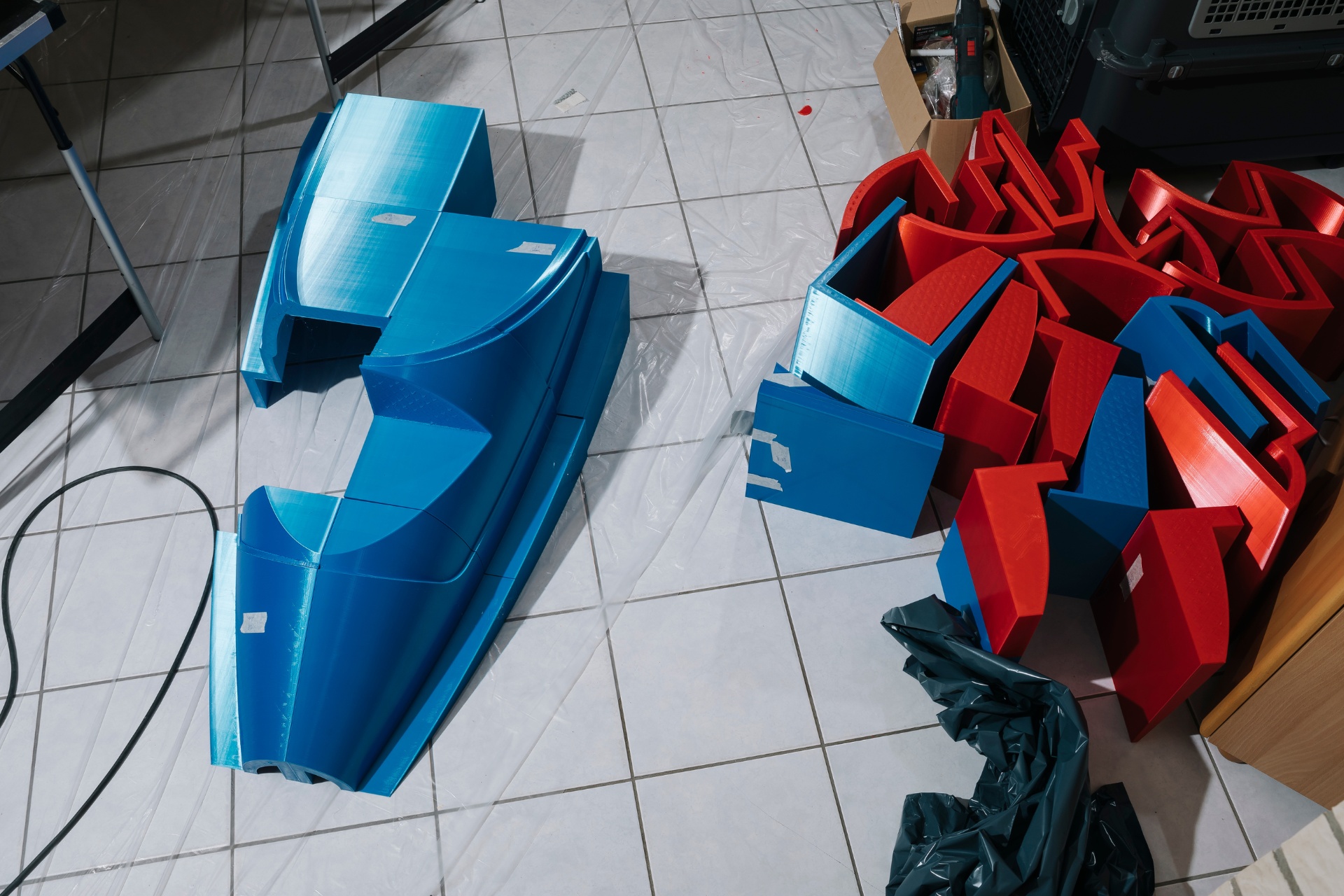 Abgebildet sind unterschiedlich geformte blaue und rote Bauformen.