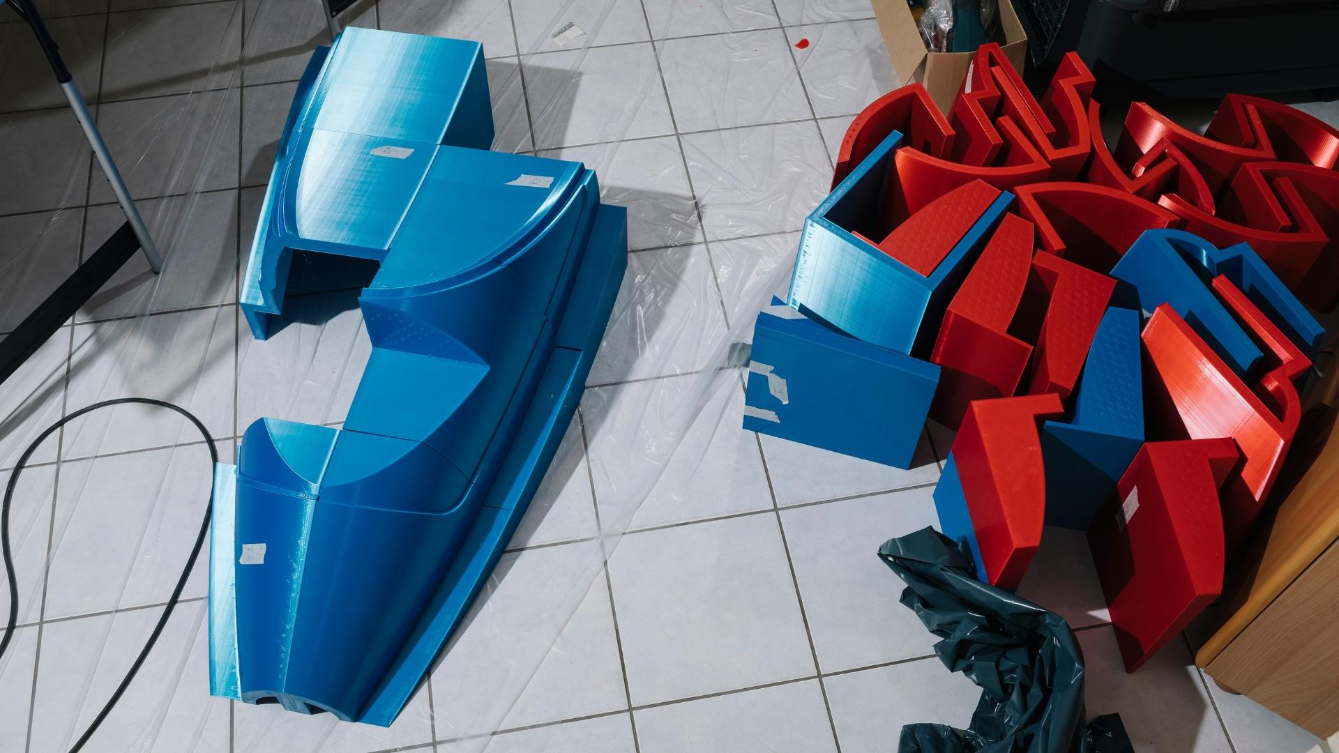 Abgebildet sind unterschiedlich geformte blaue und rote Bauformen.