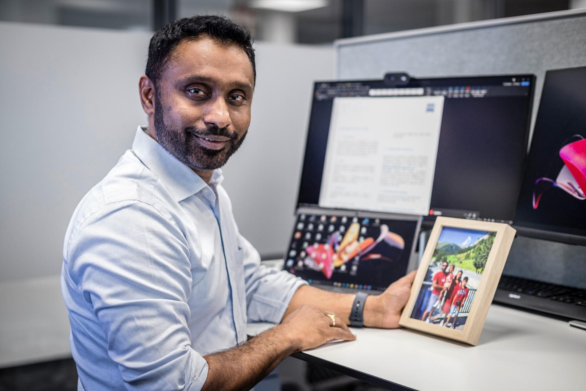 Mohan Kumar Chikkanna am Arbeitsplatz.