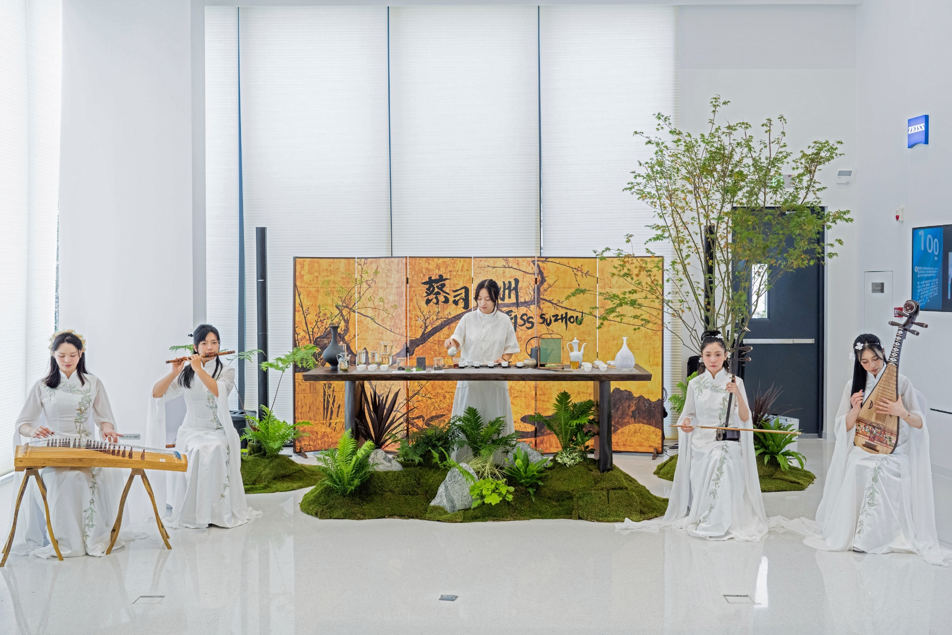 Traditionelle chinesische Teezeremonie im modernen Ambiente des neuen ZEISS Standorts.
