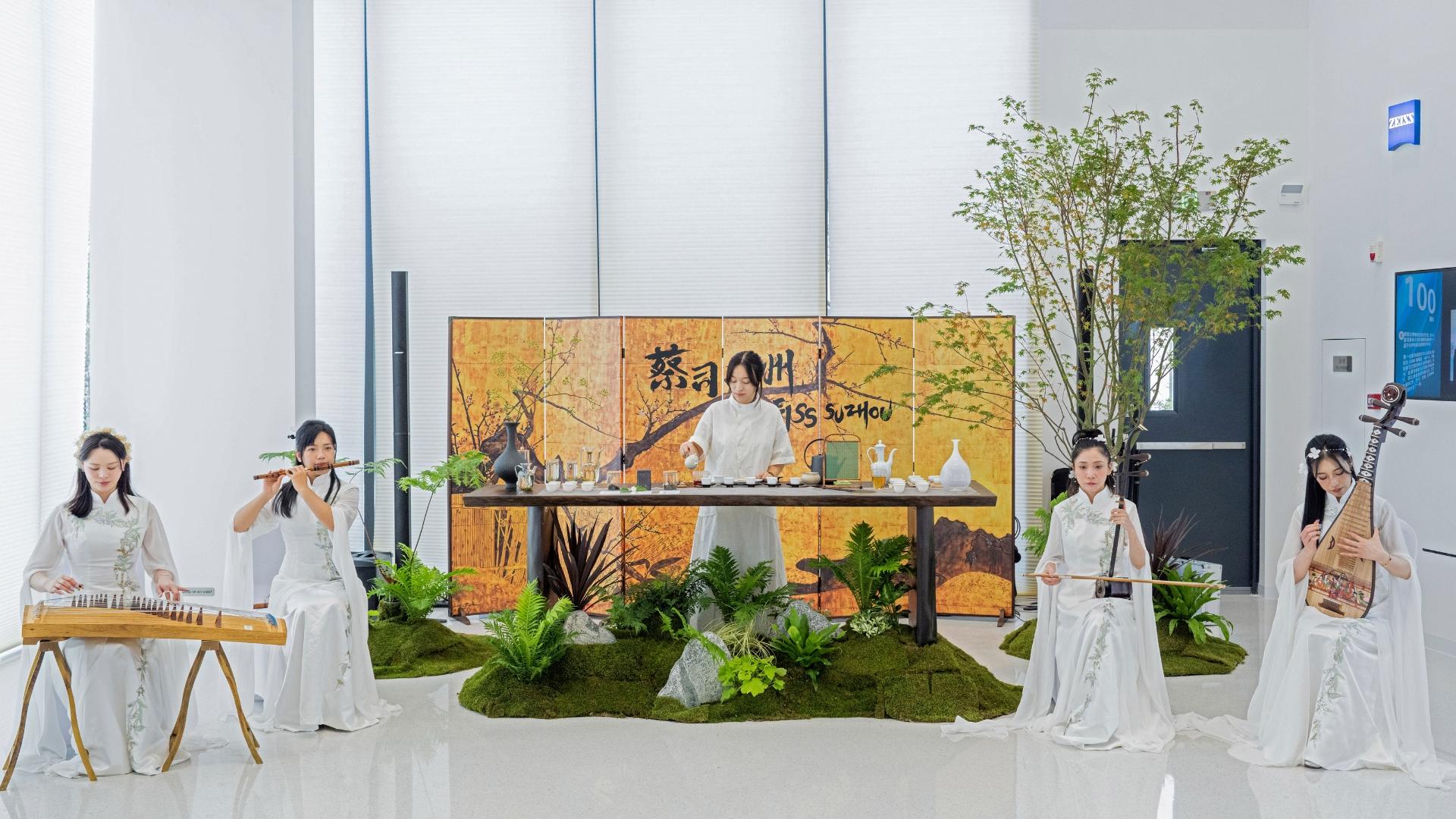 Traditionelle chinesische Teezeremonie im modernen Ambiente des neuen ZEISS Standorts.