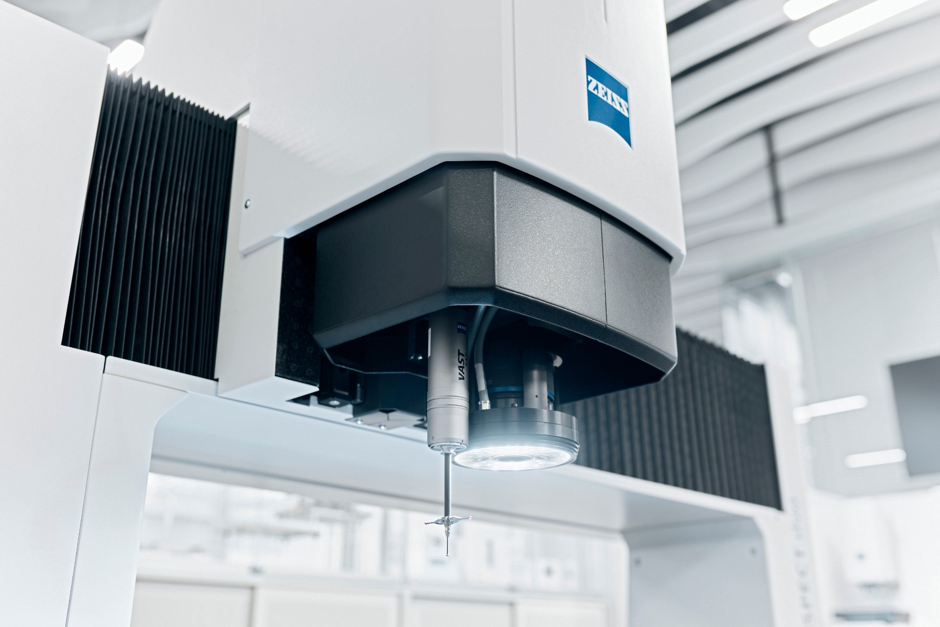 Nahaufnahme der ZEISS O-INSPECT duo mit einer Kamera mit LED-Beleuchtung.