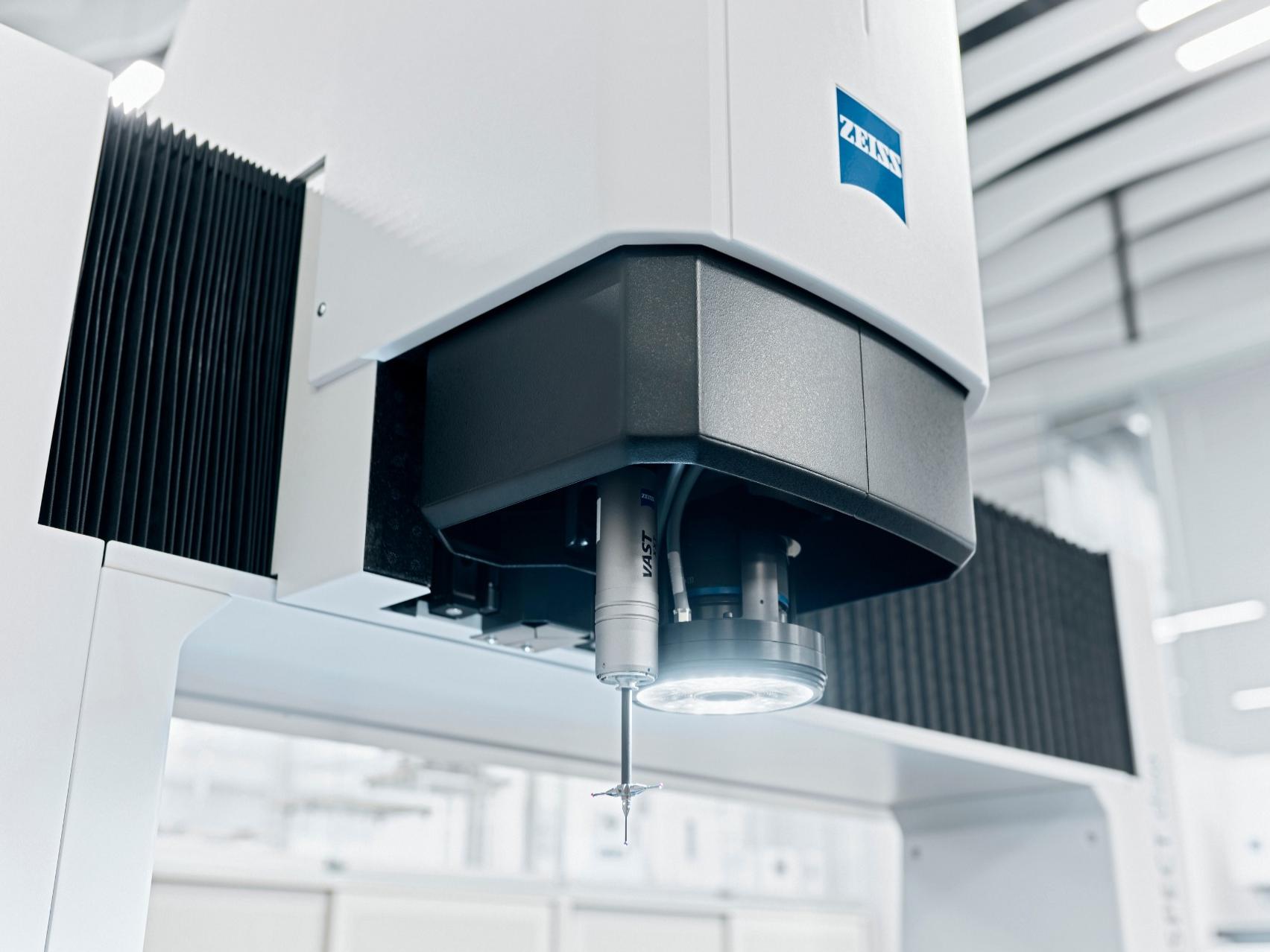 Nahaufnahme der ZEISS O-INSPECT duo mit einer Kamera mit LED-Beleuchtung.