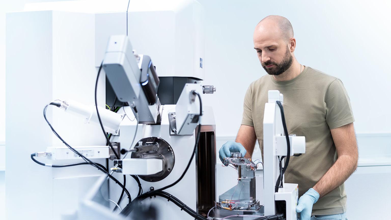Ein Mitasrbeiter justiert ein Gerät von ZEISS