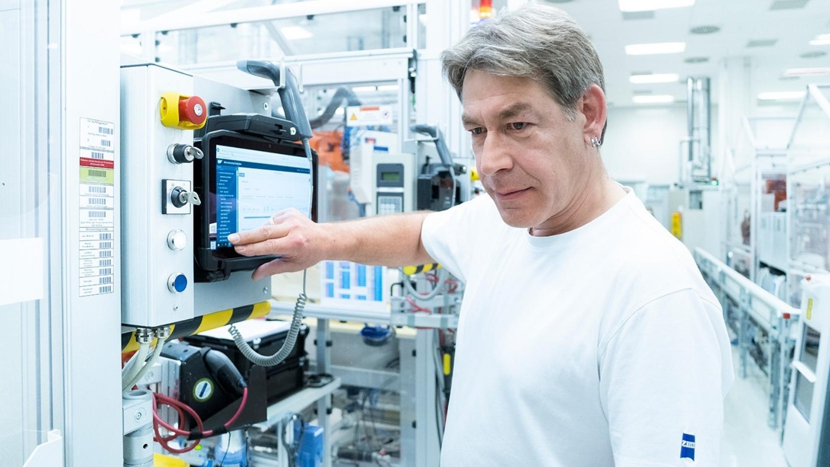 Wolfgang bedient das Touch-Display in der Fertigungsanlage