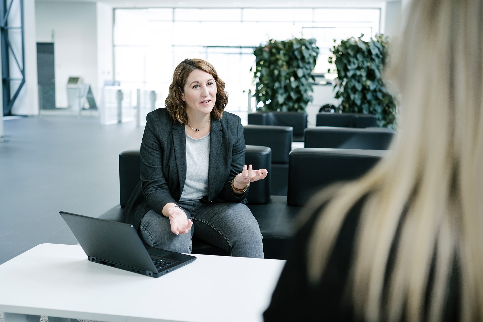 Alexandra ist im Gespräch mit einer Kollegin bei ZEISS