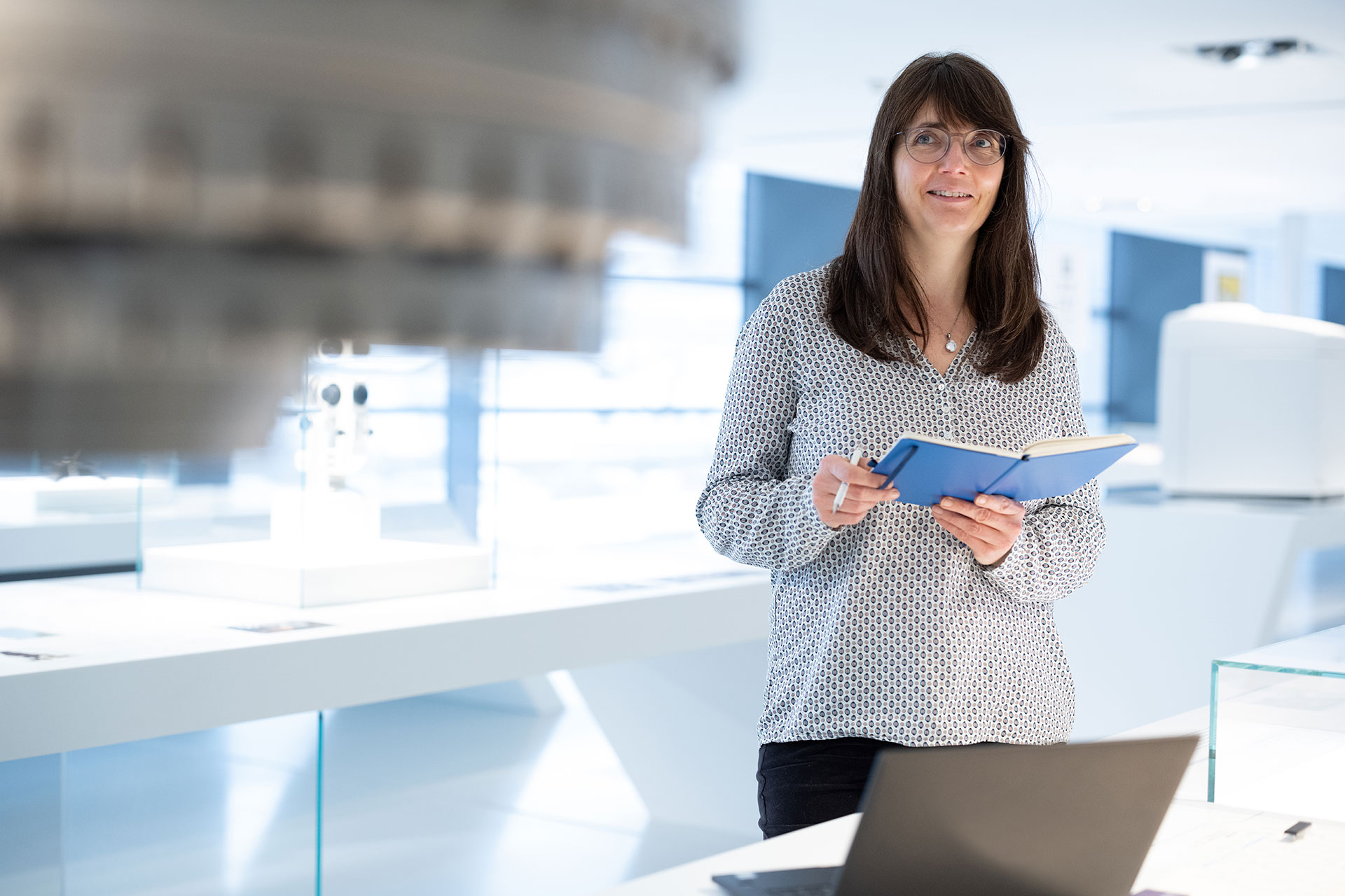 Anna is in a ZEISS laboratory and is taking notes