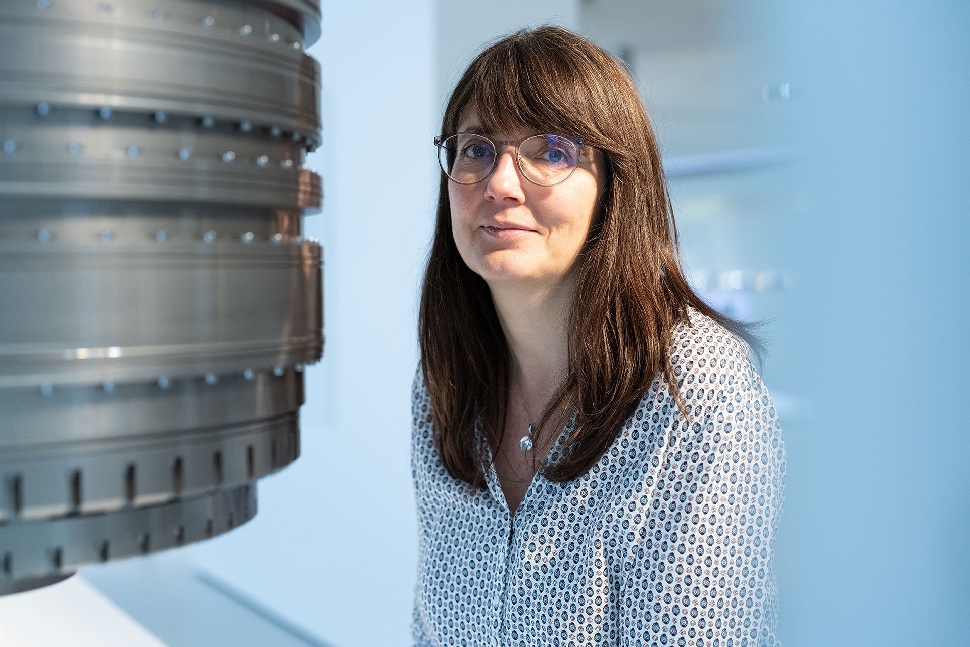 Anna is in a ZEISS laboratory and is looking at the camera