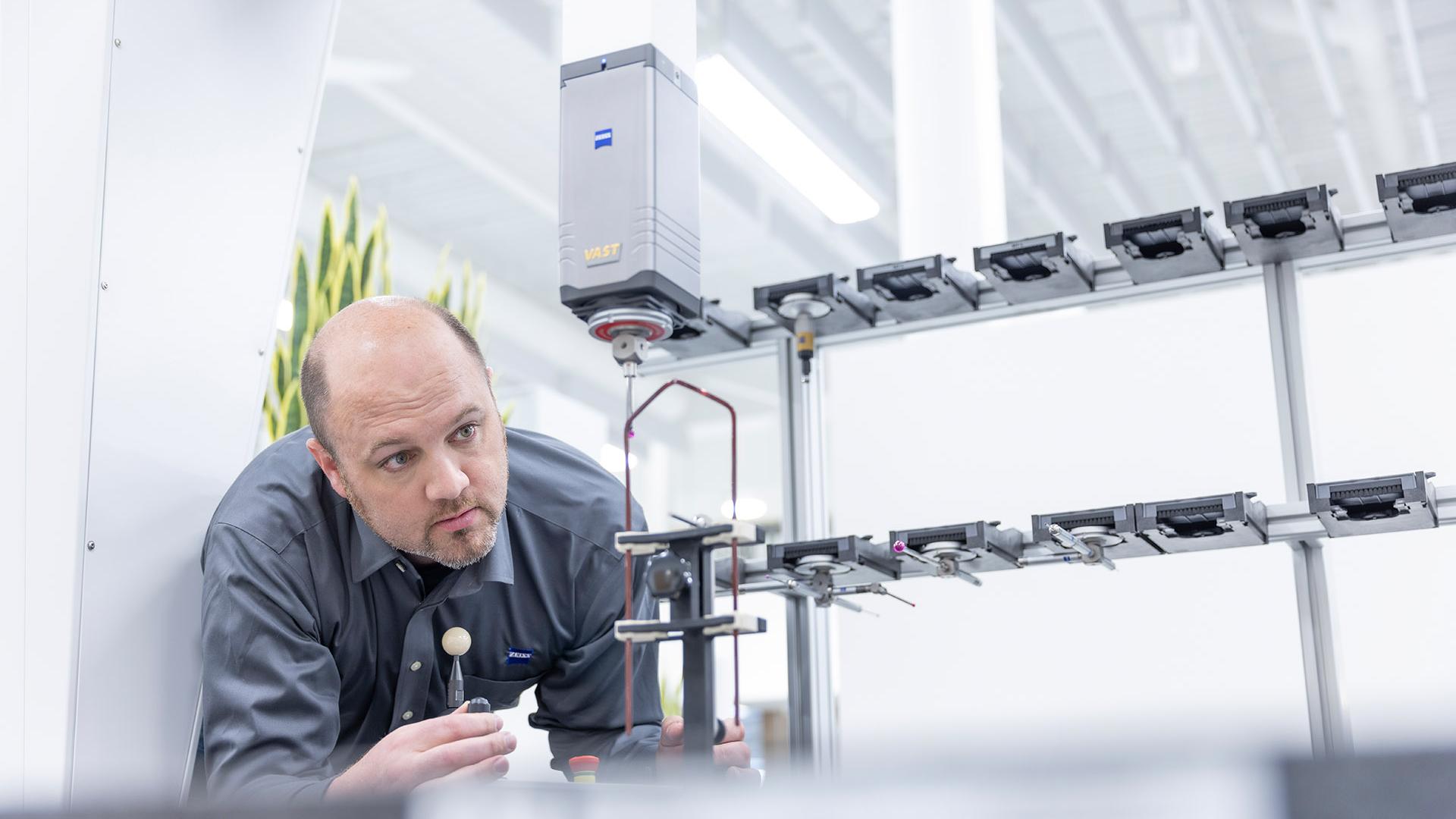 Jeff beobachtet den ZEISS VAST Scanning Sensor während er ein Koordinatenmessgerät steuert