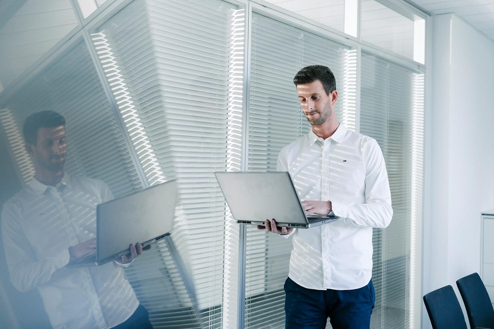 Philipp arbeitet am Laptop im Büro