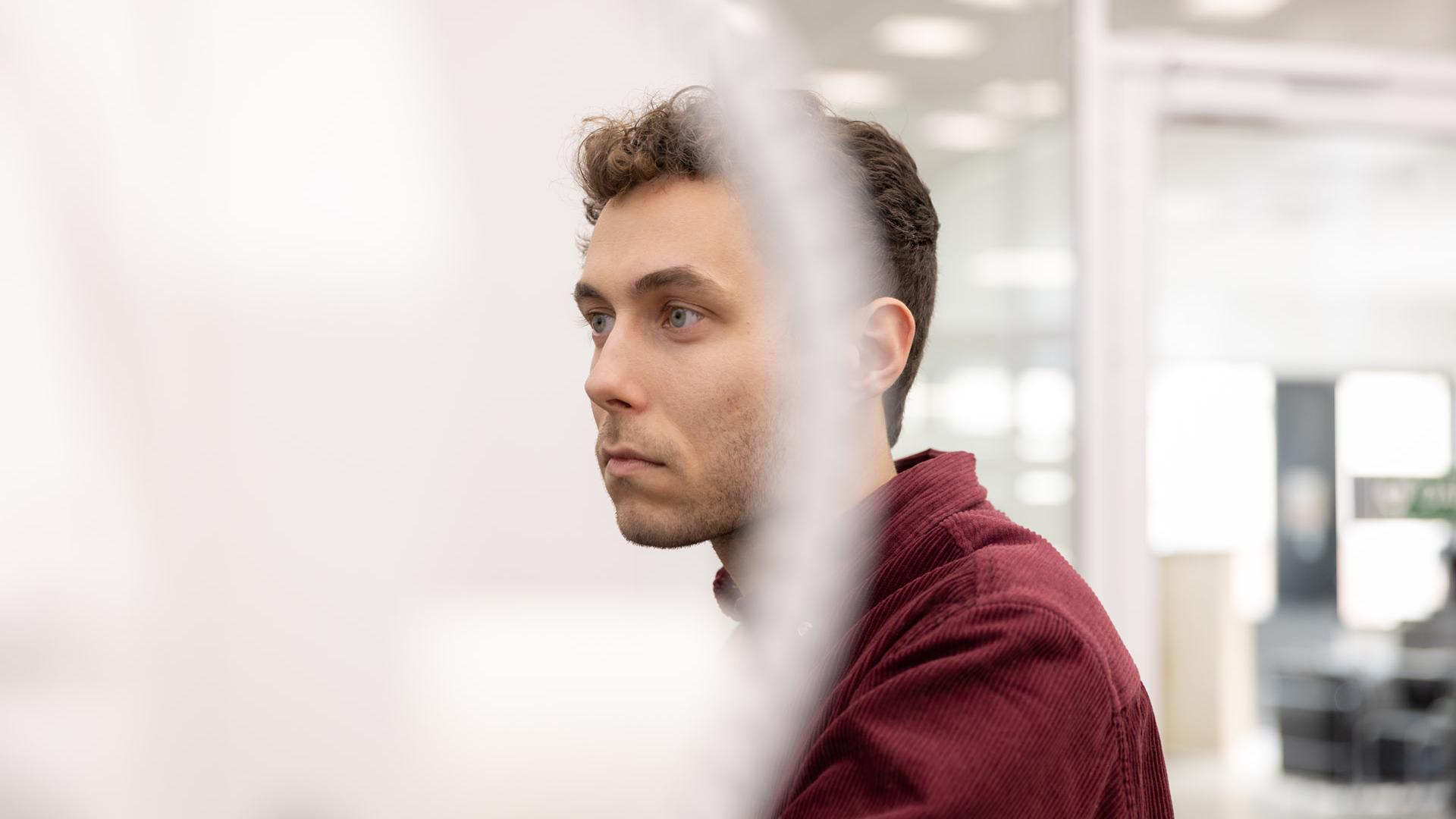 Sébastien at work in a ZEISS building.