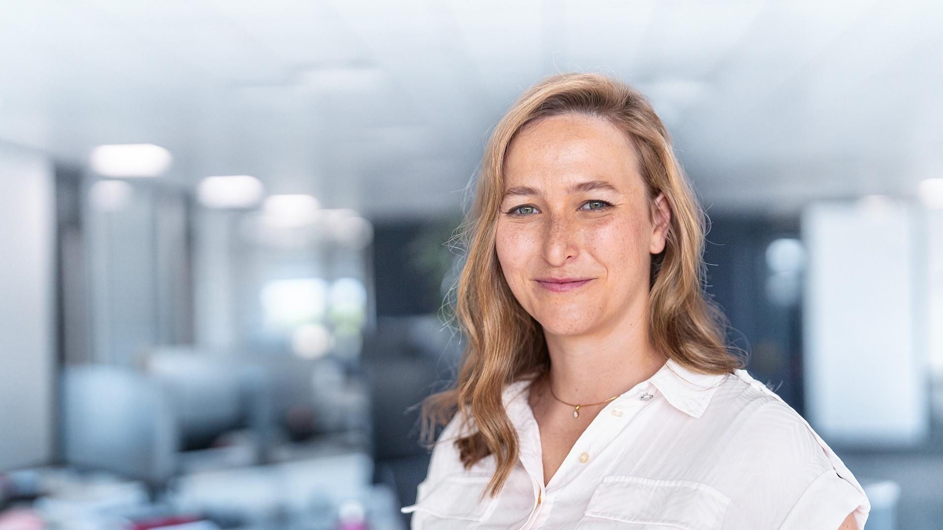 In her ZEISS office, Zuzanna in Portrait looks calmly into the room.