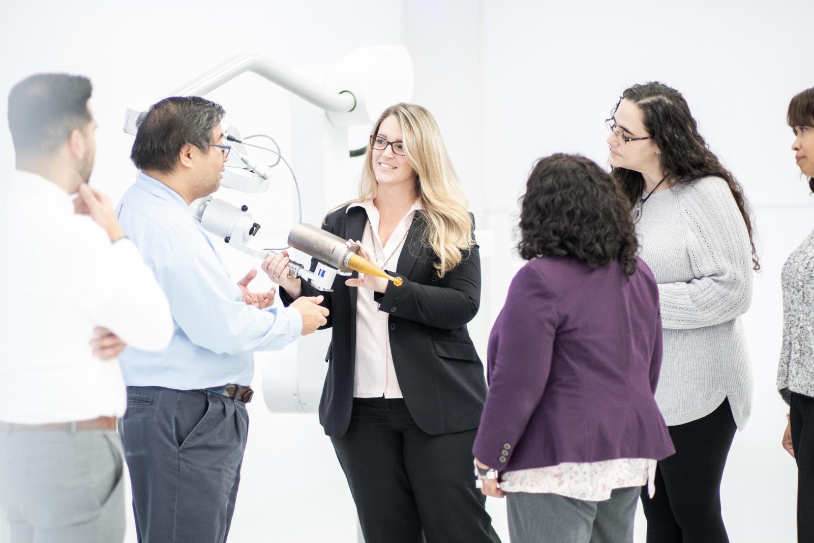 Ann demonstriert einer Gruppe von Fachleuten das intraoperative Strahlentherapiesystem ZEISS INTRABEAM