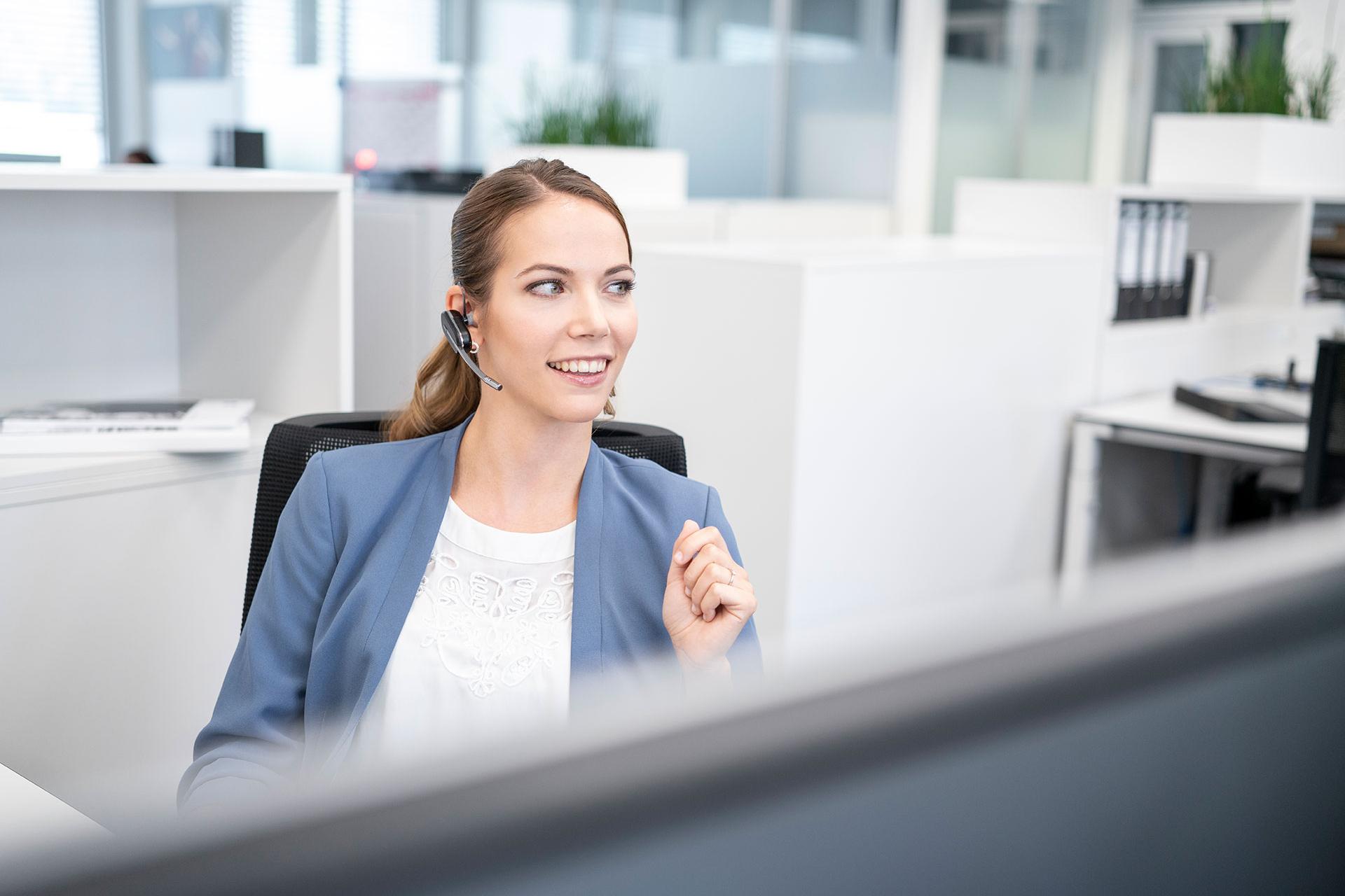Lisa telefoniert im Büro.