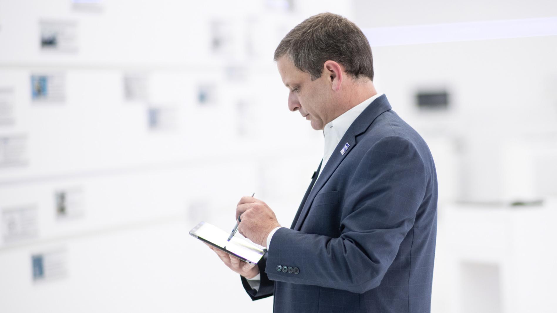 Michael prend des notes sur une tablette