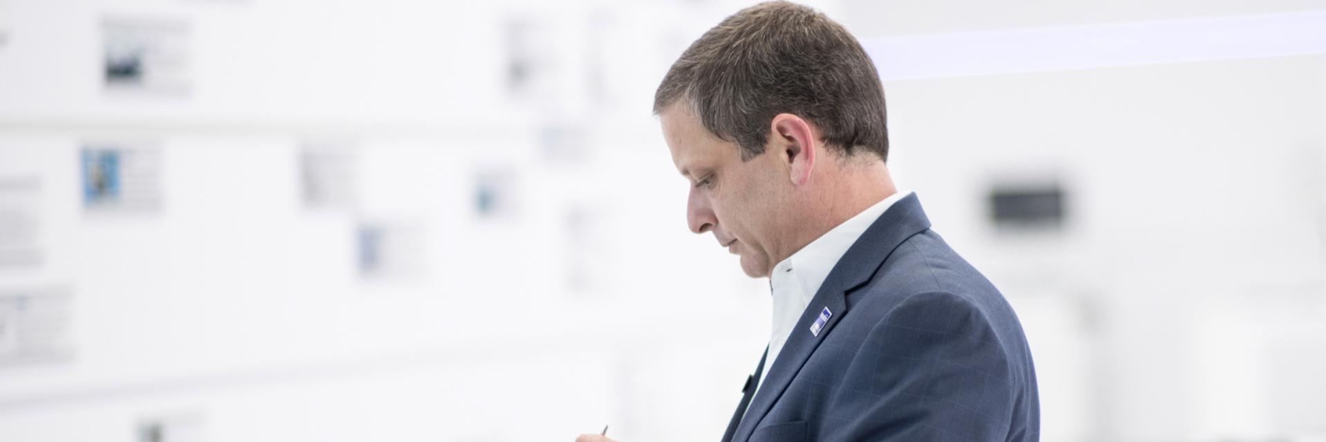 Michael schreibt Notizen auf einem Tablet
