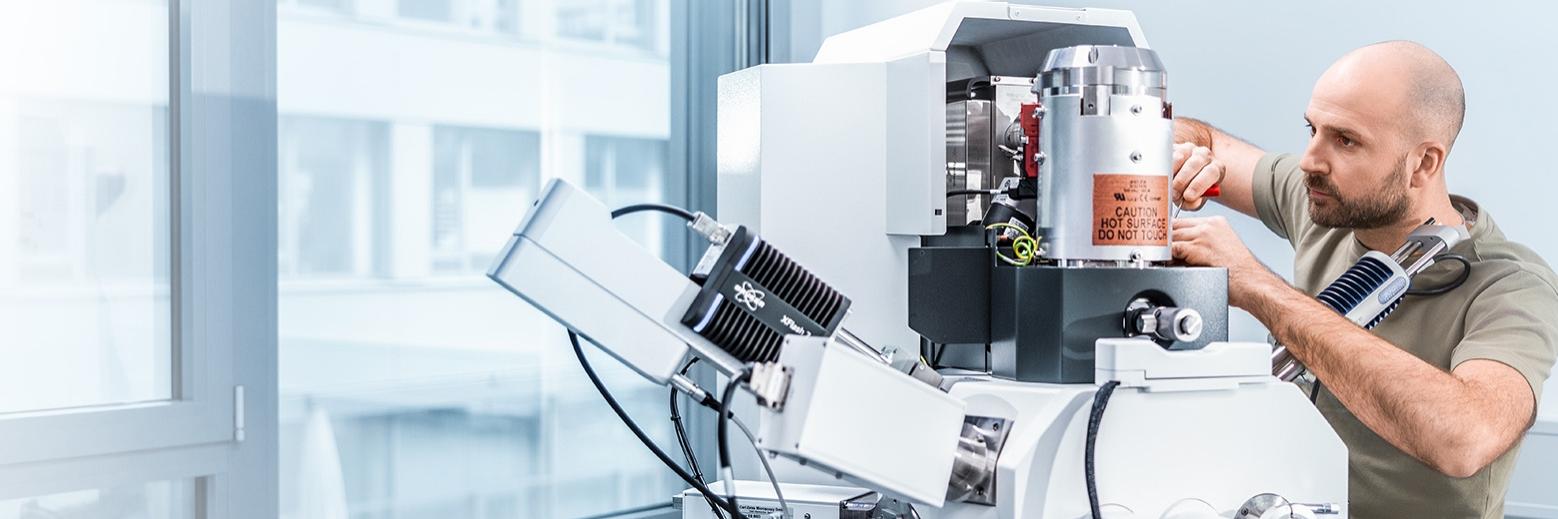 Daniel adjusts ZEISS equipment