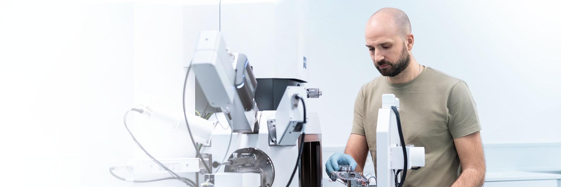 An employee adjusts ZEISS equipment